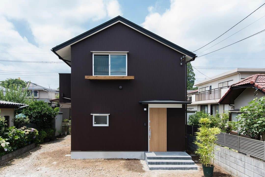 岡庭建設株式会社のインスタグラム：「simple is best !!  元々お住まいになられている敷地の一部に ご夫婦のふたりが暮らすお住まいをおつくりいたしました。  外壁は落ち着いたダークブラウン色のガルバリウム鋼板です。  ･････････････････････････････････   《みんなでつくるいえ、みんなでまもるいえ。》  #東京都 #西東京市 の地域工務店、岡庭建設です。  資料請求・お問い合わせ先は プロフィールのURLからどうぞ📩 ▶︎ @okaniwastyle   施工事例や住まい手さまの暮らしぶりが見れます📷 ▶︎ #岡庭建設 #okaniwastyle   リノベーションのご相談はこちら🏠 ▶︎ @okaniwa_reform_koubou   ･････････････････････････････････   #注文住宅 #分譲住宅 #家づくり#大工 #職人  #パッシブデザイン #自然素材の家 #無垢材  #木の家 #木造住宅 #自然素材 #無垢床  #新築注文住宅 #新築一戸建て #マイホーム計画  #施工事例 #シンプルな暮らし #シンプルな家づくり  #木のある暮らし#自然と暮らす   #土地探しからの注文住宅 #土地探し  #外観デザイン  #architecture #工務店探し #工務店選び」