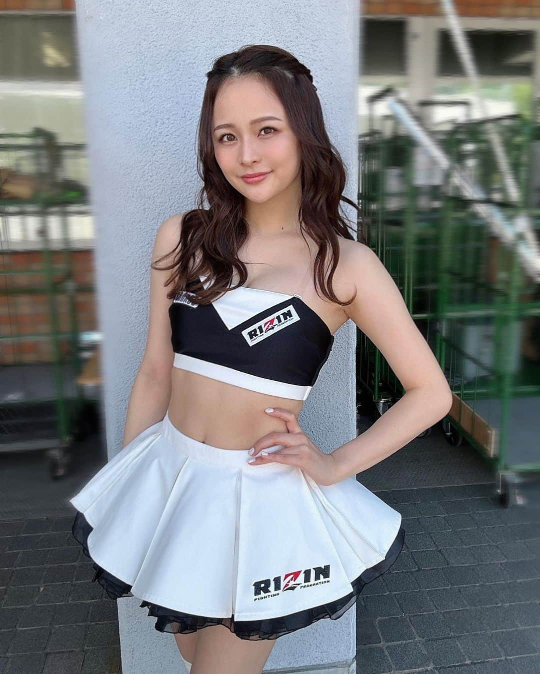 澤田実架のインスタグラム：「. . RIZIN.43 真駒内セキスイハイムアイスアリーナ 北海道での初開催でした🐻  会場へ足を運んでくださった皆さま そして、YouTube無料配信でご視聴くださった皆さま ありがとうございました🌟  YouTubeの無料視聴では同時接続33万件を超え、200万人以上の方々にリーチして頂けました！ YouTube LIVEの世界ランキングが１位だったそうです🫣 今回の大会は予測不能な試合が多く、会場の盛り上がりをとても感じました🔥  何が起こるかわからないからこそ魅力的で燃えます！改めて格闘技最高だなと感じたし、大好きだと思いました❤️‍🔥  北海道大会が終わってしまいましたが、格闘技ロスになる暇もなく #超RIZIN2 ですね！  RIZINガール2022としての任期は残りわずかとなりましたが、まだまだファンの皆さんと盛り上がっていきたいのでよろしくお願いします❤️‍🔥❤️‍🔥❤️‍🔥  #北海道 #真駒内セキスイハイムアイスアリーナ」