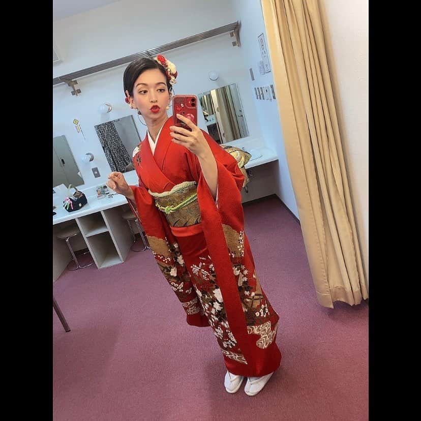 ダンドイ舞莉花さんのインスタグラム写真 - (ダンドイ舞莉花Instagram)「遅くなりましたが…  先日、 #歳三を愛した女 無事に千秋楽を迎えることができました！  観に来てくださった皆様、ありがとうございました。  京都弁の台詞を覚えるのは大変でしたが…😅 なんだか体に染み付いて、普段喋りながらも方言が入ってしまう時があります笑  この作品の役作りだったり、公演に向けて、かなりがんばりました！！  ハーフだからね、とか、外国人だからしょうがないね。と言われないように。  日本舞踊は子供の頃からずっとお稽古してたので、所作などはある程度身についている方だと思いますが、役としてそれを埋め込んでいくのはまた別で、意識しました。  会津公演と日野公演の間にジャングル大帝を挟み、京都の女将とライオンを行き来してましたが😂  日々お稽古に挑み、私バージョンのお弥代がお客様に届いてたら嬉しいなぁと思います。  ヒロインお弥代役に出会えたことは私にとっての宝物です。  お弥代の海のように深くて大きくて広い心。  私もそんな心の持ち主になりたいなぁ。  ありがとう、お弥代。  #千秋楽 #thankyou #musical #musicaltheatre #opera #幕末オペラ新選組外伝 #オペラ #THELEGEND #ザレジェンド #お弥代 #土方歳三 #新撰組 #日野 #会津 #会津若松 #japan #日本史」6月26日 9時56分 - mdandoy18