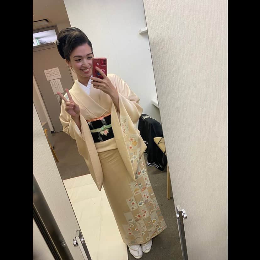 ダンドイ舞莉花さんのインスタグラム写真 - (ダンドイ舞莉花Instagram)「遅くなりましたが…  先日、 #歳三を愛した女 無事に千秋楽を迎えることができました！  観に来てくださった皆様、ありがとうございました。  京都弁の台詞を覚えるのは大変でしたが…😅 なんだか体に染み付いて、普段喋りながらも方言が入ってしまう時があります笑  この作品の役作りだったり、公演に向けて、かなりがんばりました！！  ハーフだからね、とか、外国人だからしょうがないね。と言われないように。  日本舞踊は子供の頃からずっとお稽古してたので、所作などはある程度身についている方だと思いますが、役としてそれを埋め込んでいくのはまた別で、意識しました。  会津公演と日野公演の間にジャングル大帝を挟み、京都の女将とライオンを行き来してましたが😂  日々お稽古に挑み、私バージョンのお弥代がお客様に届いてたら嬉しいなぁと思います。  ヒロインお弥代役に出会えたことは私にとっての宝物です。  お弥代の海のように深くて大きくて広い心。  私もそんな心の持ち主になりたいなぁ。  ありがとう、お弥代。  #千秋楽 #thankyou #musical #musicaltheatre #opera #幕末オペラ新選組外伝 #オペラ #THELEGEND #ザレジェンド #お弥代 #土方歳三 #新撰組 #日野 #会津 #会津若松 #japan #日本史」6月26日 9時56分 - mdandoy18