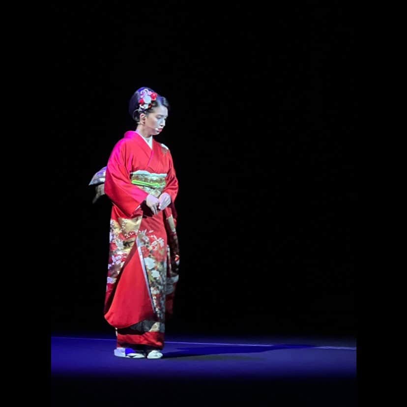 ダンドイ舞莉花さんのインスタグラム写真 - (ダンドイ舞莉花Instagram)「遅くなりましたが…  先日、 #歳三を愛した女 無事に千秋楽を迎えることができました！  観に来てくださった皆様、ありがとうございました。  京都弁の台詞を覚えるのは大変でしたが…😅 なんだか体に染み付いて、普段喋りながらも方言が入ってしまう時があります笑  この作品の役作りだったり、公演に向けて、かなりがんばりました！！  ハーフだからね、とか、外国人だからしょうがないね。と言われないように。  日本舞踊は子供の頃からずっとお稽古してたので、所作などはある程度身についている方だと思いますが、役としてそれを埋め込んでいくのはまた別で、意識しました。  会津公演と日野公演の間にジャングル大帝を挟み、京都の女将とライオンを行き来してましたが😂  日々お稽古に挑み、私バージョンのお弥代がお客様に届いてたら嬉しいなぁと思います。  ヒロインお弥代役に出会えたことは私にとっての宝物です。  お弥代の海のように深くて大きくて広い心。  私もそんな心の持ち主になりたいなぁ。  ありがとう、お弥代。  #千秋楽 #thankyou #musical #musicaltheatre #opera #幕末オペラ新選組外伝 #オペラ #THELEGEND #ザレジェンド #お弥代 #土方歳三 #新撰組 #日野 #会津 #会津若松 #japan #日本史」6月26日 9時56分 - mdandoy18