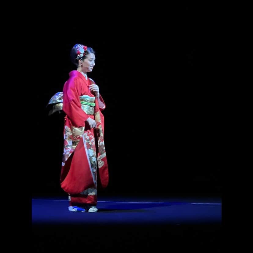 ダンドイ舞莉花さんのインスタグラム写真 - (ダンドイ舞莉花Instagram)「遅くなりましたが…  先日、 #歳三を愛した女 無事に千秋楽を迎えることができました！  観に来てくださった皆様、ありがとうございました。  京都弁の台詞を覚えるのは大変でしたが…😅 なんだか体に染み付いて、普段喋りながらも方言が入ってしまう時があります笑  この作品の役作りだったり、公演に向けて、かなりがんばりました！！  ハーフだからね、とか、外国人だからしょうがないね。と言われないように。  日本舞踊は子供の頃からずっとお稽古してたので、所作などはある程度身についている方だと思いますが、役としてそれを埋め込んでいくのはまた別で、意識しました。  会津公演と日野公演の間にジャングル大帝を挟み、京都の女将とライオンを行き来してましたが😂  日々お稽古に挑み、私バージョンのお弥代がお客様に届いてたら嬉しいなぁと思います。  ヒロインお弥代役に出会えたことは私にとっての宝物です。  お弥代の海のように深くて大きくて広い心。  私もそんな心の持ち主になりたいなぁ。  ありがとう、お弥代。  #千秋楽 #thankyou #musical #musicaltheatre #opera #幕末オペラ新選組外伝 #オペラ #THELEGEND #ザレジェンド #お弥代 #土方歳三 #新撰組 #日野 #会津 #会津若松 #japan #日本史」6月26日 9時56分 - mdandoy18