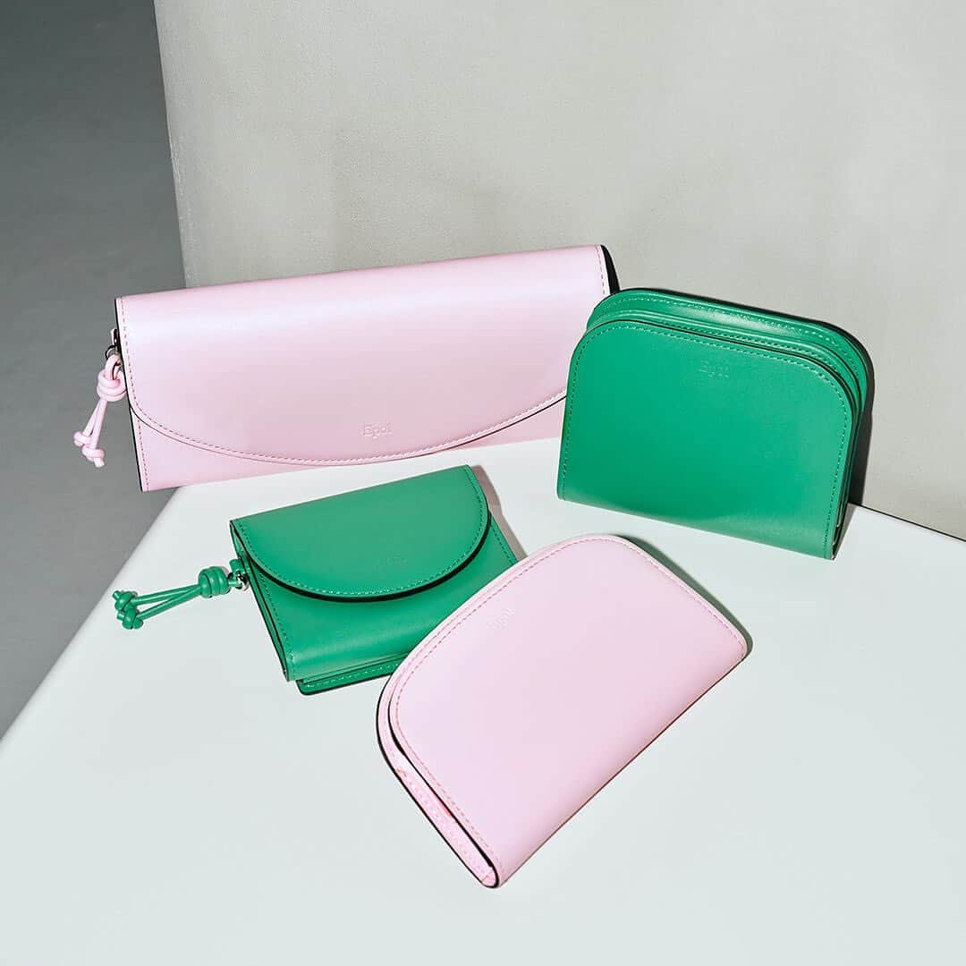エポイさんのインスタグラム写真 - (エポイInstagram)「．Pink × Green  ． #Epoi #Knott #03 #zerosan #wallet #green #pink #23ss #spring #summer #epoicolors #madeinjapan #fashion #omotesando #umeda #japan #leather #bag #wallet  #エポイ #ノット #ゼロサン #ピンク #グリーン #日本製 #革」6月26日 9時56分 - epoi_official