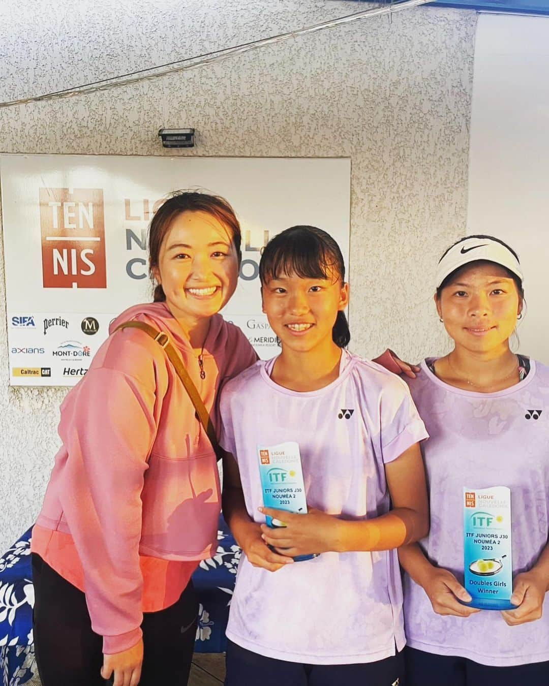 伊達公子さんのインスタグラム写真 - (伊達公子Instagram)「リポビタンPresents KIMIKO DATE×YONEX PROJECT Go for the GRAND SLAM 2期生を卒業した最年少だった石井心菜ちゃん。 早生まれでプロジェクト中はITFジュニアに出場することができず。 先々週先週、ニューカレドニアへ行って初のITFジュニアに出場した大会の結果は  New Caledonia J30 WEEK1 シングルス優勝 WEEK2 シングルス、ダブルス優勝  1大会も勝ち切ることは簡単じゃないけど、２週連続、しかもダブルスもなのでもっとタフ。 これで勝ち癖が付くといいな。  おめでとう！！！  #伊達公子 #kimikodate  #テニス  #テニスプレイヤー #tennis  #tennisplayer #2023年6月26日 #kimikodate×yonexproject #伊達公子×yonexproject #yonexproject #yonex #yonexjapan #yonextennis #ヨネックス #girlsjuniors #リポビタン #大正製薬 #emシステムズ #rbody #emsystems #2期生 #石井心菜  #kokonaishii #優勝  #itfjuniors  #goforthegrandslam」6月26日 9時59分 - kimiko.date