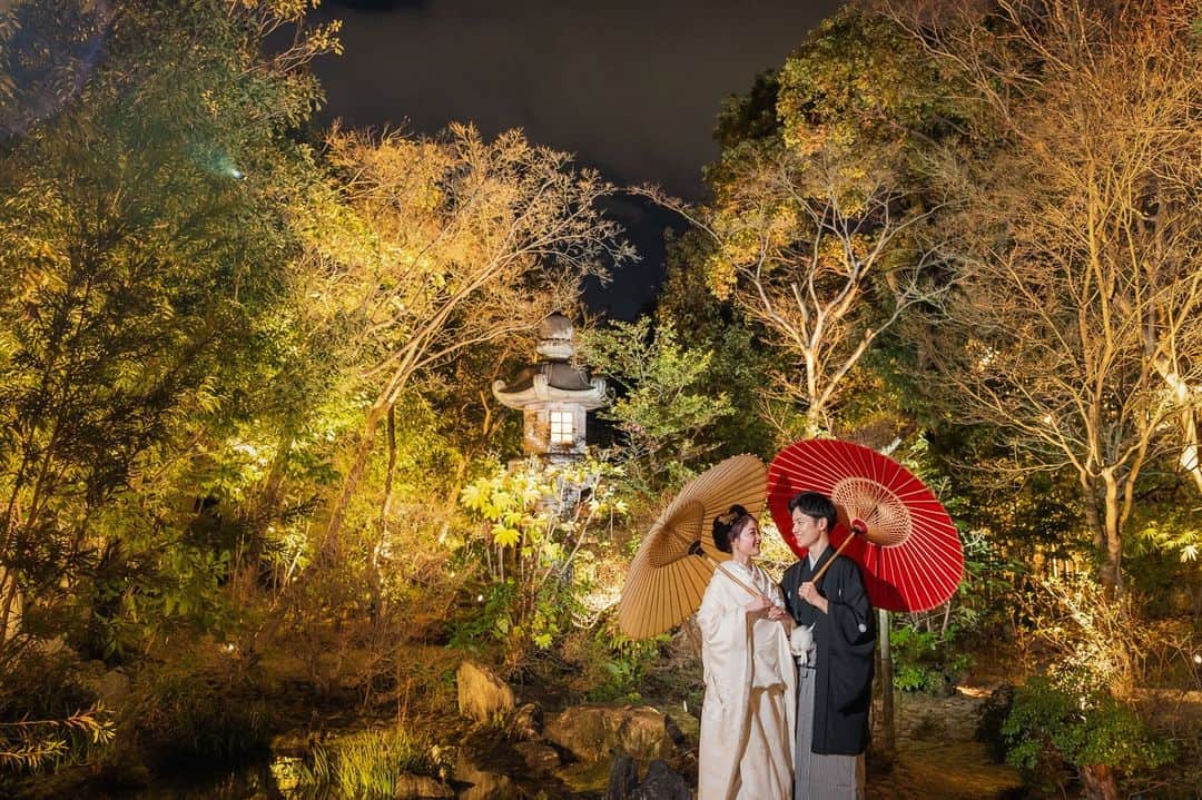 THE SODOH WEDDING OFFICIALのインスタグラム：「Night Wedding  1700坪の自然の中での おふたりだけのNight Photo  Photo by ＠avestudio_materials   >>@sodoh_wedding   #sodoh花嫁#thesodohhigashiyamakyoto  #ザソウドウ東山京都#sodoh#pdsのある人生#weddingdress #dress #kyoto #wedding  #thetreatdressing#プレ花嫁#卒花嫁#結婚準備#式場探し#関西花嫁#京都花嫁#東京花嫁#京都結婚式#東山#入籍#プロポーズ#前撮り#結婚式#ウェディングドレス#ウェディングヘアメイク」
