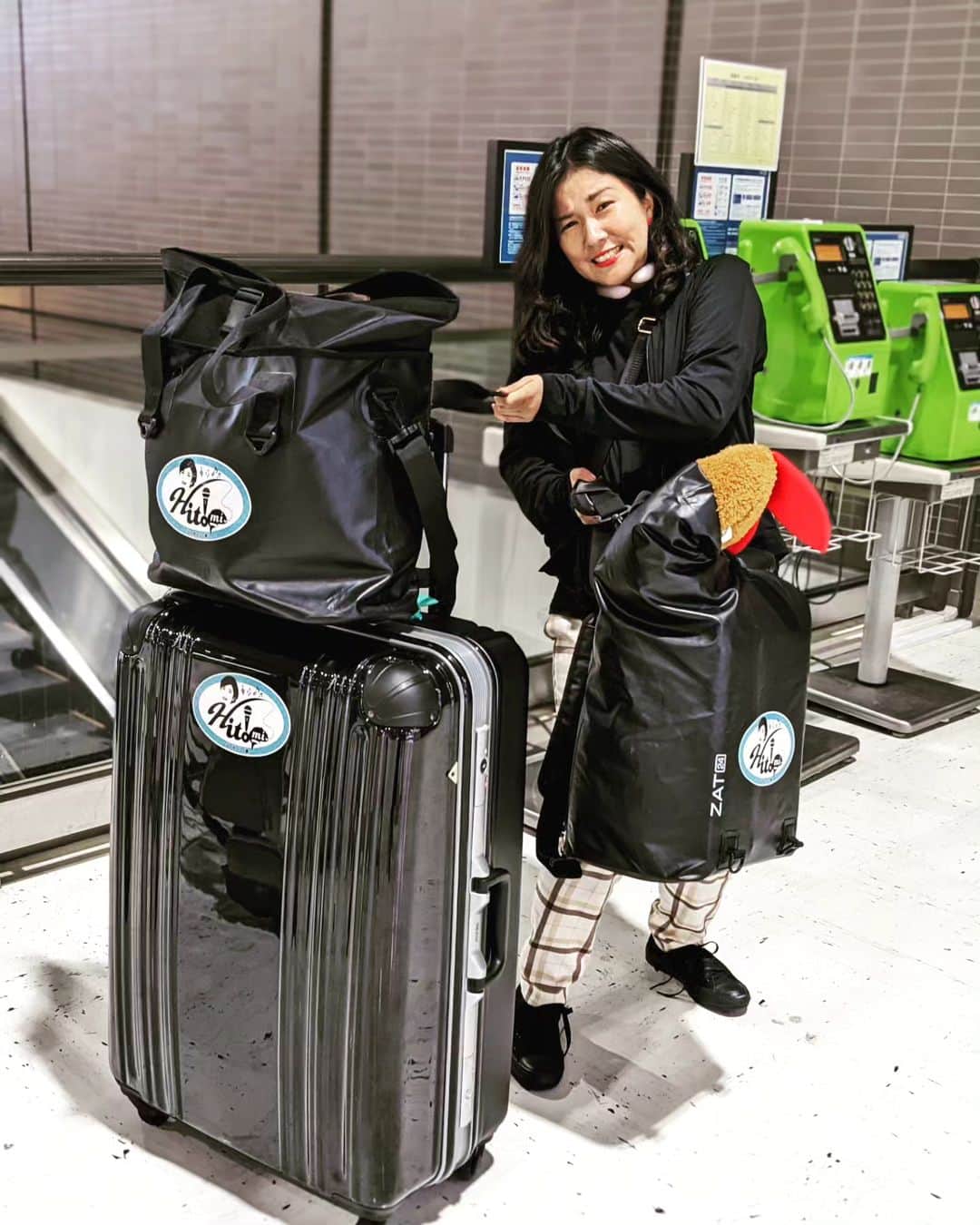 出光仁美のインスタグラム：「昨夜、出光は愛用のエビフライと共に… 海外へ飛び立ちました✈😆  (by スタッフB)  #出光仁美  #idemitsuhitomi #演歌歌手 #ひとり旅  #エビフライ #海外へ」