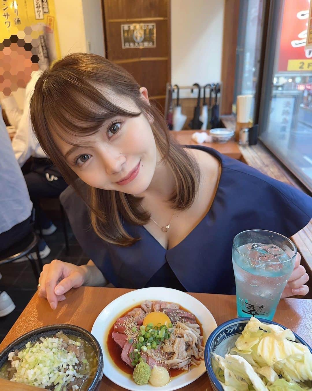 ななまるさんのインスタグラム写真 - (ななまるInstagram)「赤坂や溜池山王で飲兵衛したい時に オススメなのが【もつ千🏮】 @motsusen_akasaka   安くて美味しいもつ焼き酒場！コスパ◎！ 平日なのにワイワイ賑わってたよꉂ🤣‪‪‬‪  お目当てのモツ料理は、毎日仕入れて 丁寧に下処理してるということで鮮度抜群✨ 肉刺しやレバテキが食べられてハピハピ！ ついお酒が進んじゃったよ🥴🍶  サワーは特に種類豊富で、1個を丸々生搾りした 「丸ごとグレープフルーツサワー」をかちこみました笑 . . . #もつ千」6月26日 21時01分 - beer___624