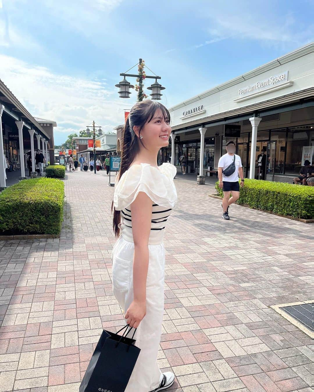 夢花さんのインスタグラム写真 - (夢花Instagram)「家族旅行でいろんなところ行って来た😉😉 この日おばあちゃんとシミラールックっぽくなってた👵🏻笑笑  そして久々の前髪あり❗️ 長さはそのままだからながさないといけないけどね〜 どうでもいいけど、ここ5.6年で1番前髪長い気がする😂  曇りで富士山ほぼ隠れてたなー見たかったなー🥹  #御殿場アウトレット #御殿場 #御殿場プレミアムアウトレット #忍野八海 #富士山 #ポニーテール #ポニーテール女子」6月26日 20時55分 - dreamm_flowerr