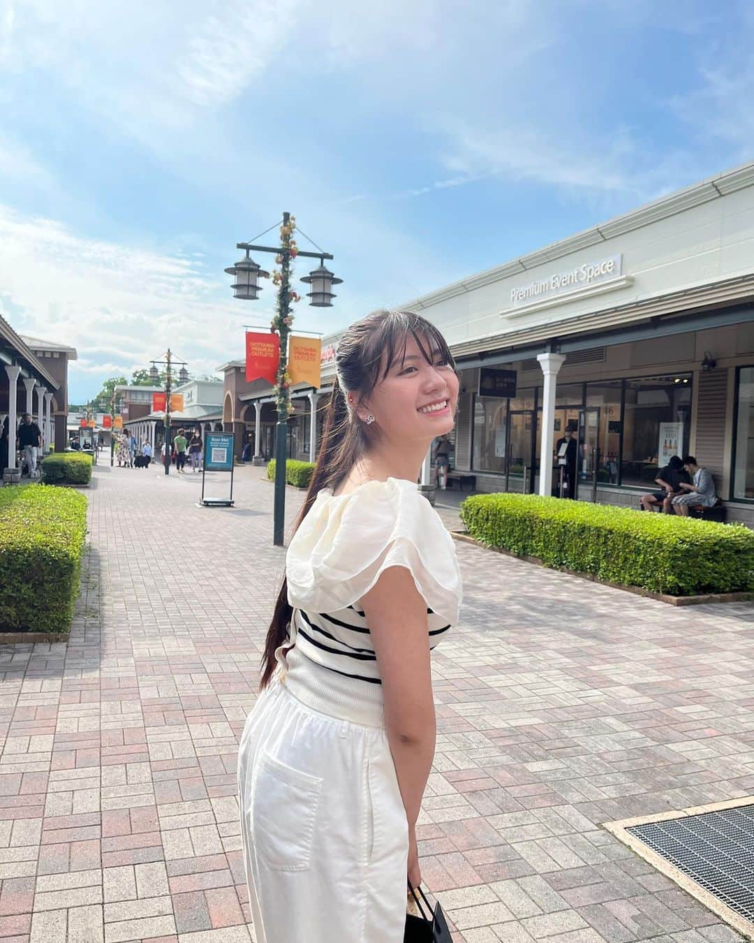 夢花さんのインスタグラム写真 - (夢花Instagram)「家族旅行でいろんなところ行って来た😉😉 この日おばあちゃんとシミラールックっぽくなってた👵🏻笑笑  そして久々の前髪あり❗️ 長さはそのままだからながさないといけないけどね〜 どうでもいいけど、ここ5.6年で1番前髪長い気がする😂  曇りで富士山ほぼ隠れてたなー見たかったなー🥹  #御殿場アウトレット #御殿場 #御殿場プレミアムアウトレット #忍野八海 #富士山 #ポニーテール #ポニーテール女子」6月26日 20時55分 - dreamm_flowerr