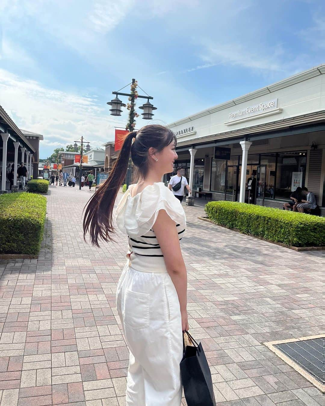 夢花さんのインスタグラム写真 - (夢花Instagram)「家族旅行でいろんなところ行って来た😉😉 この日おばあちゃんとシミラールックっぽくなってた👵🏻笑笑  そして久々の前髪あり❗️ 長さはそのままだからながさないといけないけどね〜 どうでもいいけど、ここ5.6年で1番前髪長い気がする😂  曇りで富士山ほぼ隠れてたなー見たかったなー🥹  #御殿場アウトレット #御殿場 #御殿場プレミアムアウトレット #忍野八海 #富士山 #ポニーテール #ポニーテール女子」6月26日 20時55分 - dreamm_flowerr