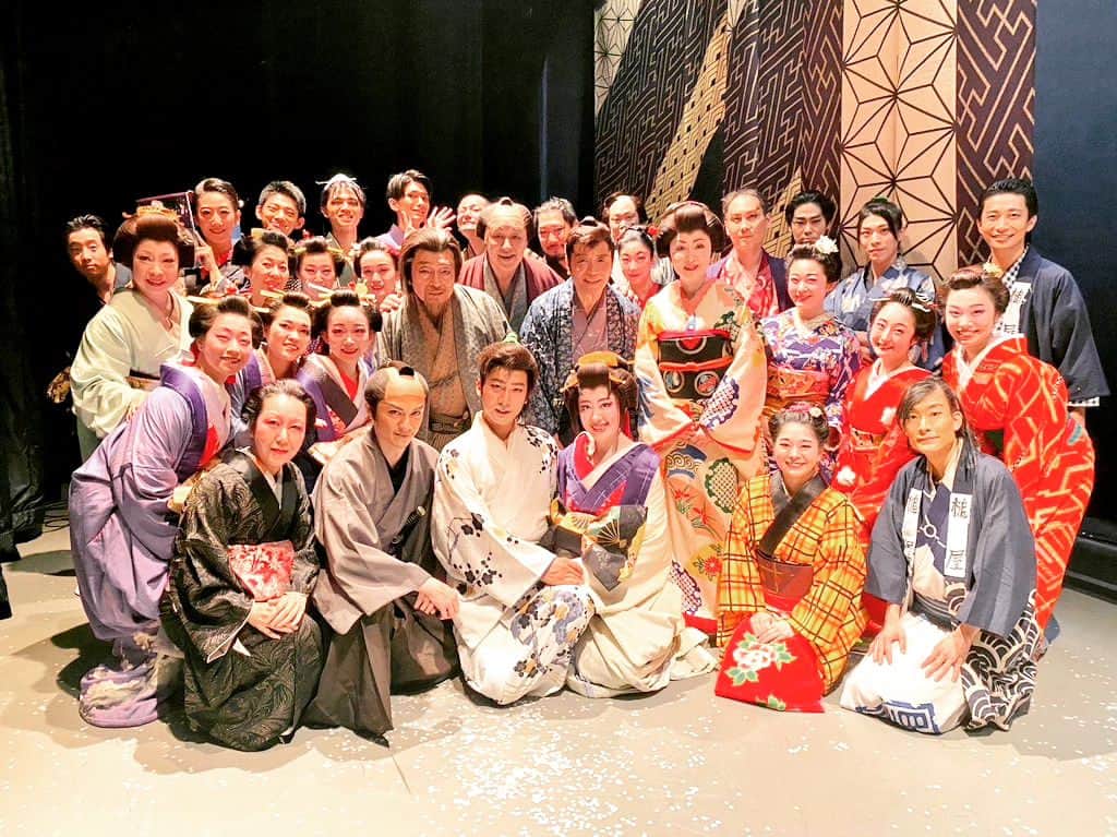 宮原将護のインスタグラム：「近松門左衛門の世界の中の『梅川・忠兵衛』という名作、間宮忠兵衛を演じました  無事に、三日間というとても短い時間でしたが、全公演、ほとんどの客席が埋まる盛況ぶりで、幕をおろすことが出来ました  梅川役の大竹一重さんより、頂いたお言葉も さとうしょうさんより、頂いたお言葉も 緒先輩方、そして自分よりも若い皆からの言葉も、大切に  次なるSTEPへ  時代劇の楽しみとともに  青木のつねちゃんとの再会に胸が熱くなったり、三浦浩一さんからの激励の言葉、原田大二郎先輩の在り方、そして横内正さんの存在の大きさを感じ、本当に役者としての生き方を改めて思う時間でもありました  ご来場、ご声援、ありがとうございました  間宮忠兵衛　宮原奨伍  #梅川忠兵衛」
