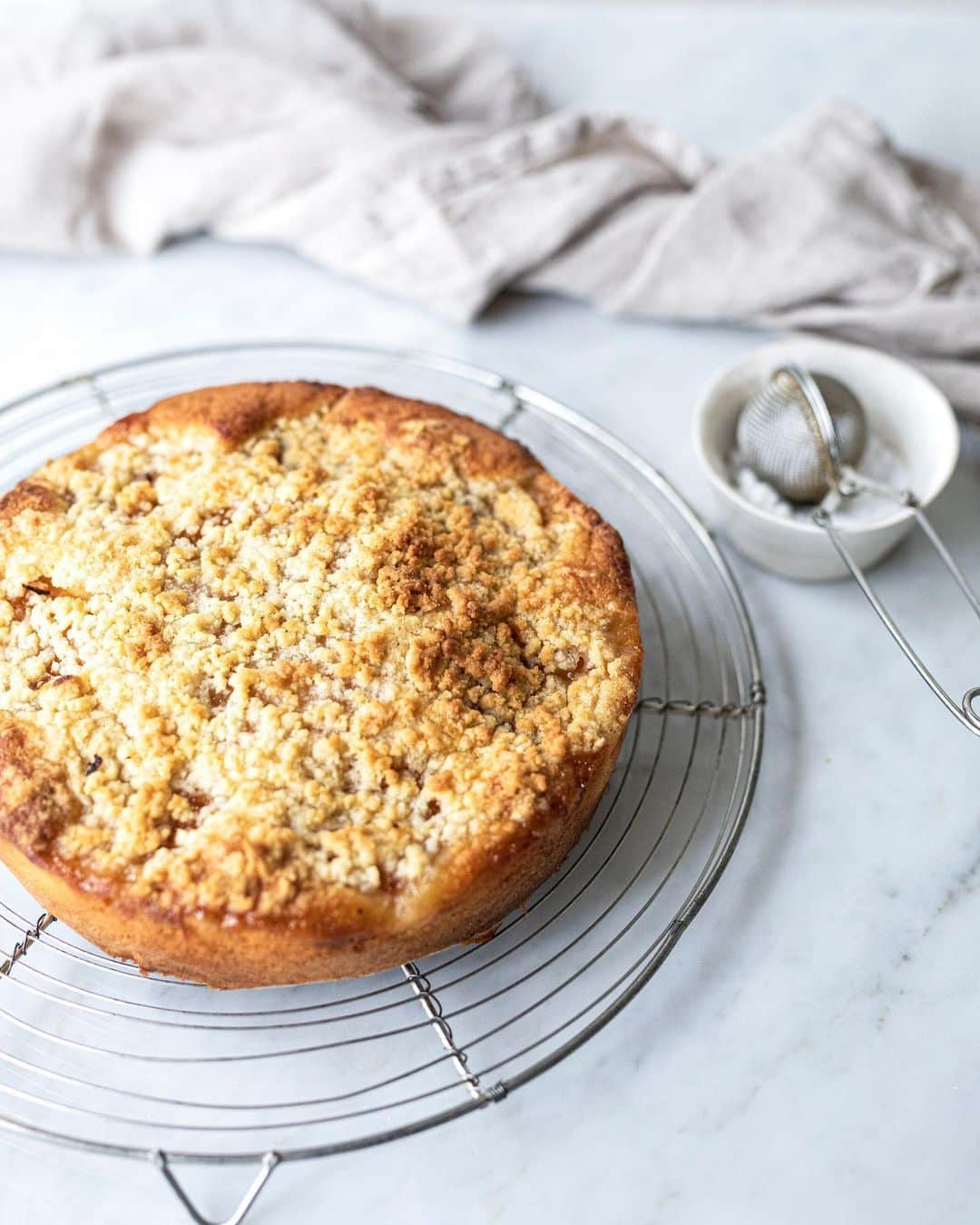 増田由希子のインスタグラム：「This apricot crumb cake is perfect for brunch or dessert!😋 #apricot #crumbcake #homemade #baking #bakinglove   先日のコンポートを使って、アプリコットクランブルケーキを作りました。 クランブルケーキといえば、りんごが定番ですが、他の果物でも美味しくできます。甘酸っぱい杏のケーキに、シナモン風味のクランブルがよく合います😋」