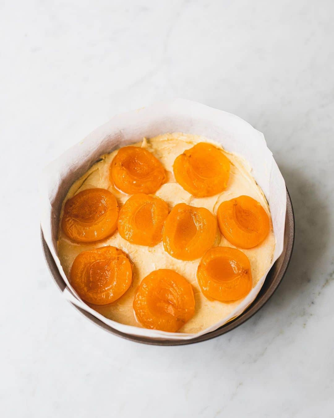 増田由希子さんのインスタグラム写真 - (増田由希子Instagram)「This apricot crumb cake is perfect for brunch or dessert!😋 #apricot #crumbcake #homemade #baking #bakinglove   先日のコンポートを使って、アプリコットクランブルケーキを作りました。 クランブルケーキといえば、りんごが定番ですが、他の果物でも美味しくできます。甘酸っぱい杏のケーキに、シナモン風味のクランブルがよく合います😋」6月26日 20時58分 - nonihana_