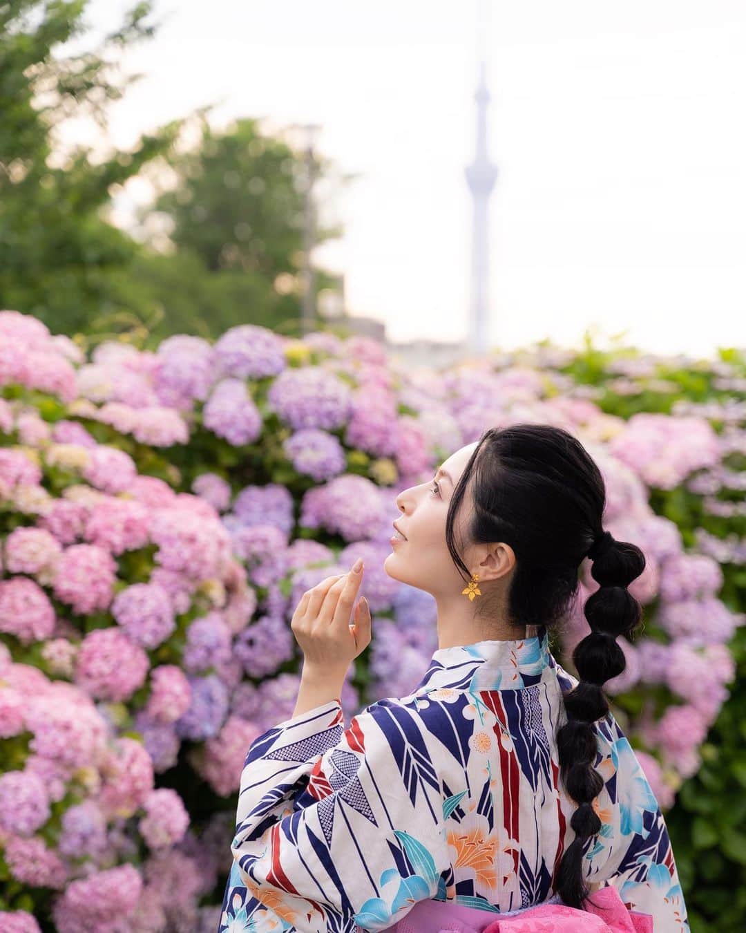 和希優美さんのインスタグラム写真 - (和希優美Instagram)「とうとう沖縄や奄美地方が 梅雨明けしたそうですね ⸝⋆‧₊˚ ⁡ 夏もすぐそこという事で 紫陽花投稿も そろそろ一旦終わります💠 ⁡ ⁡ 最後は やっぱり東京しか撮れない 紫陽花スポット！ ⁡ スカイツリーと紫陽花 何カットか撮ったんですが…✦ 編集が追いつかず… こちらの一枚だけ編集を😱 ⁡ ⁡ ここは 撮れ高がとにかく 高いスポットなので.ᐟ.ᐟ ⁡ ガチなママカメラマンや 犬スタグラマーも 多数いらしていて 個人的には 小道具の勉強になりました⚠ ⁡ ⁡ 今週の生放送スケジュールも 後ほどストーリーズにて お知らせします！ ┈┈┈┈┈┈┈┈┈┈┈┈┈┈┈┈┈ いいね、コメント 有り難うございます ◡̈✩ フォローは @kazukiyumi から フォローしてください☺️ ⁡ 気になったり、 あとでゆっくり読みたい人は 忘れずに！ 保存してくださいね🏷✨ ┈┈┈┈┈┈┈┈┈┈┈┈┈┈┈┈┈ ⁡ #hydrangea #紫陽花 #TOKYO #東京 #アジサイ #あじさい #pixlib_jp #みんすと #japan_waphoto #japantrip #誰かに見せたい景色 #その瞬間に物語を #旧中川河川敷 #ふれあい橋 #旅するように暮らす #この世界はイロドリで満ちている #photogenic_jp  ⁡ #私の花の写真 #はなまっぷ #flower_special_ #team_jp_flower #jalan_travel  #retrip_nippon #rakutentravel #visitjapanjp #ptk_japan  ⁡ #art_of_japan #japan_of_insta #japan_daytime_view ⁡ ┈┈┈┈┈┈┈┈┈┈┈┈┈┈┈┈┈」6月26日 20時58分 - kazukiyumi