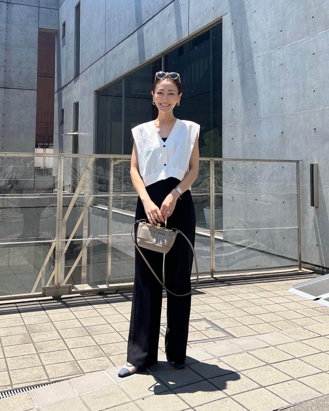 金子麻貴のインスタグラム：「夏バテになりそうな蒸し暑さですね☀️この日も暑くてノースリでちょうど良かった。  シンプルなモノトーンに小ぶりな　@zanchetti_japan のミニバッグを合わせたらカジュアルになり過ぎない✨このサイズ感可愛い！！  早くも夏バテ気味なのか朝は強い方なのに最近起きても目が重くてなかなかすっきり起きられない日が続いてたから寝る前に @simplisse_official のMENO NITE を試してみた🌙  ちゃんと寝てるのになぁ。睡眠の質が重要なんだなぁ🥱って日が続いてたけど数日飲んでたらすっきり起きれるようになって、これのおかげかな😚✨  朝のスタートが肝心だからスッと起きれた日は1日軽快に動ける！！  #fashion#zanchetti#regleam#elendeek#letalon#simplisse#モノトーン#モノトーンコーデ#シンプルコーデ#ママコーデ#ザンケッティ#」
