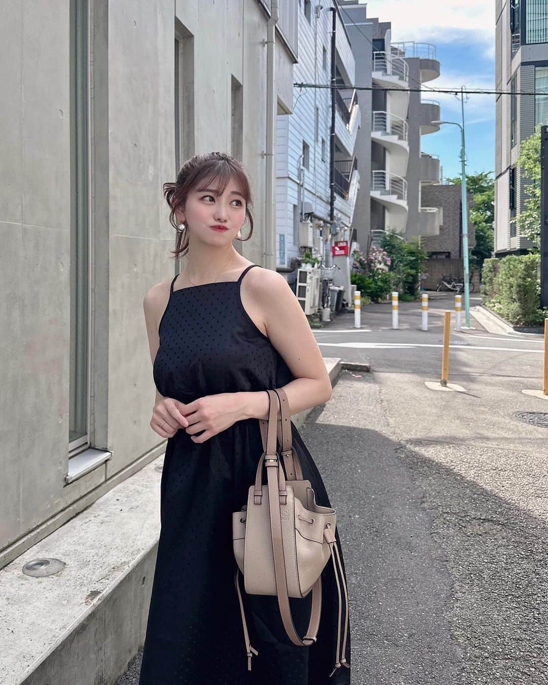 のインスタグラム：「暑い日はポニテしがち…🫠 ㅤㅤㅤㅤㅤㅤㅤㅤㅤㅤㅤㅤㅤ @lilambition_official のワンピ可愛すぎる♡ 着痩せしてくれるしてんさい♩ 後ろが空いててセクシーさん ㅤㅤㅤㅤㅤㅤㅤㅤㅤㅤㅤㅤㅤ 大人のお姉さんになりたいので🤫笑 ㅤㅤㅤㅤㅤㅤㅤㅤㅤㅤㅤㅤㅤ ㅤㅤㅤㅤㅤㅤㅤㅤㅤㅤㅤㅤㅤㅤㅤㅤㅤㅤㅤㅤㅤㅤㅤㅤㅤㅤ onepiece @lilambition_officiall  bag @loewe  sandal @shein_japan  ㅤㅤㅤㅤㅤㅤㅤㅤㅤㅤㅤㅤㅤ ㅤㅤㅤㅤㅤㅤㅤㅤㅤㅤㅤㅤㅤ ㅤㅤㅤㅤㅤㅤㅤㅤㅤㅤㅤㅤㅤ #ootd #code #ワンピースコーデ #ブラックコーデ #ポニテ女子」