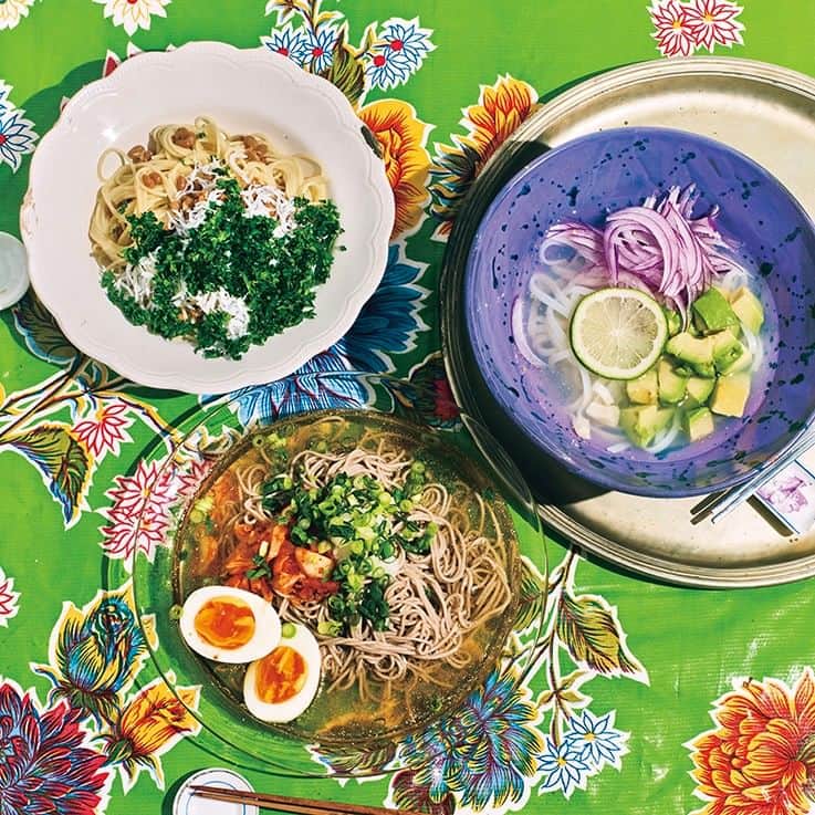 のインスタグラム：「長谷川あかりさん提案→ マンネリ脱出、目からウロコの冷たい麺  人気料理家・長谷川あかりさんに、食欲が落ちやすい夏の日でも体にするっとしみ入る冷たい麺レシピを紹介していただきました🍜 カッペリーニやそば、そうめん…夏の麺のマンネリを打破するためには、和風なそばにオリーブ油、カッペリーニにはしらすや納豆など、他ジャンルを合わせてみるのがおすすめだそう。 ゆでた麺は表面のぬめりが残らないよう、流水でよく洗うイメージで、きゅっと締めるのも大切なポイント！  写真は右上から時計回りに 🥢アボカドとほたての冷製フォー 🥢和だし仕立ての冷麺風そば 🥢しらすと納豆のカッペリーニ 詳しい作り方はBAILA7月号/＠BAILAでチェックしてみてくださいね！  ＠BAILAでは長谷川あかりさんのレシピも連載中。プロフィールのリンクからぜひチェックして！  ------------------------ #BAILA7月号 掲載 #長谷川あかり さん @akari_hasegawa0105  #麺レシピ #麺アレンジ #フォー #そば #パスタ #レシピ #BAILA食いしん坊ジャーナル」