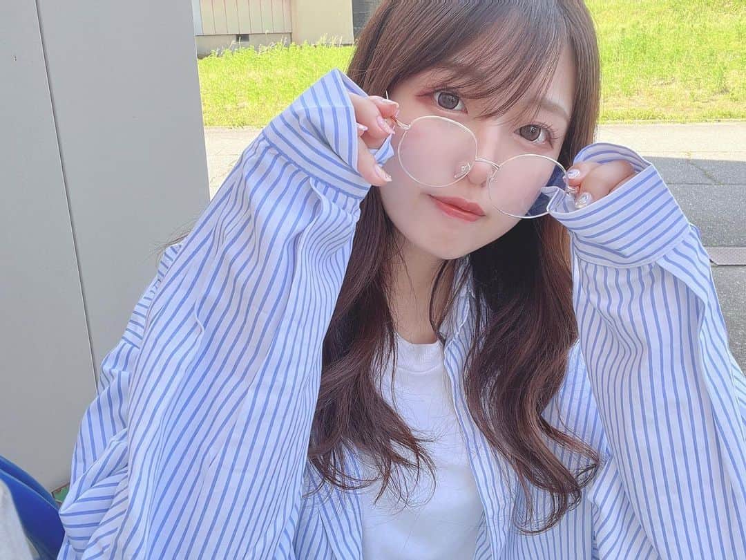 郷杏樹のインスタグラム：「. おしゃれにめがねかけて写真 撮りたいけど反射しちゃうね( ꒪-꒪)  青のシャツぶかぶかでかわいい SHEIN【11220377】  髪の毛切りたいな〜 でも大人のお姉さん!!になりたいから迷ってます...wwww  #shein #shein購入品 #シャツ #code #コーデ #伊達メガネ #低身長コーデ #骨スト #骨格ストレート」