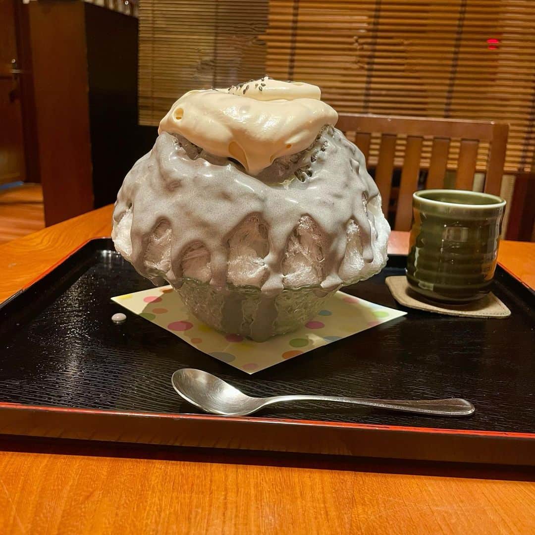 坂東遥のインスタグラム：「黒ごま好きにはたまらんでした🩶 #氷活  #かき氷  #神田」