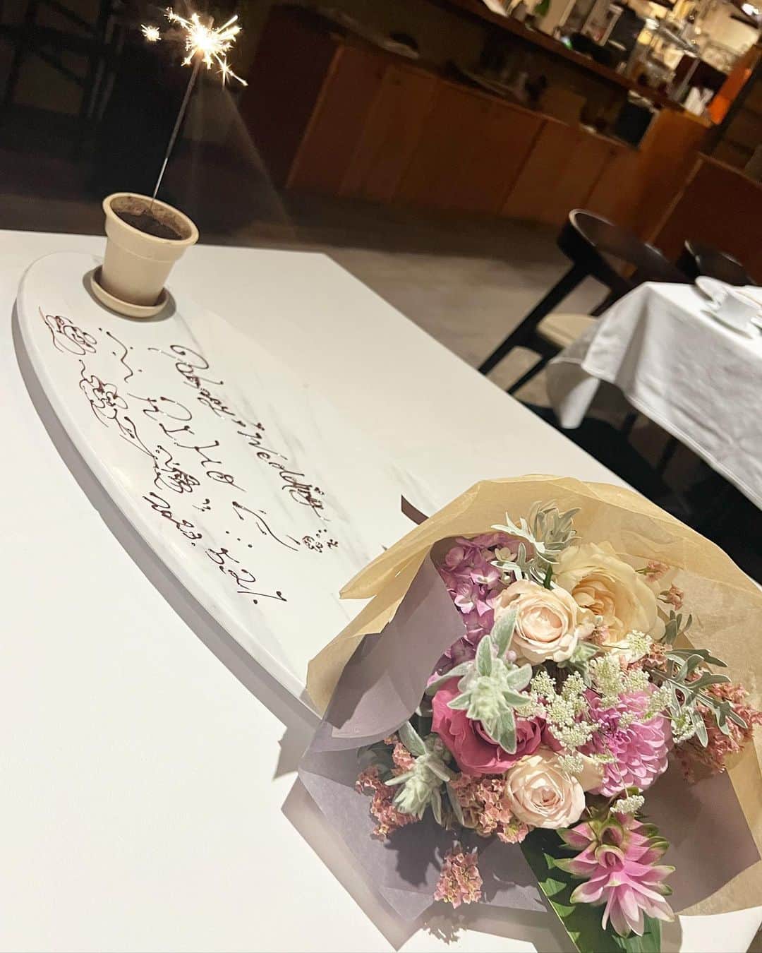 阿比留李帆さんのインスタグラム写真 - (阿比留李帆Instagram)「だいすきな方に結婚のお祝いをしてもらいました🤍 東京から名古屋まで来てお祝いをしてくれて とってもしあわせな1日だった😭💐  結婚してからたくさんの方からお祝いしてもらって 恵まれてるな〜と、大感謝なまいにち🪿✨ 私の周りの人たちは素敵なひとばっかりだ。🫶🏻🩷」6月26日 21時01分 - riholiday717