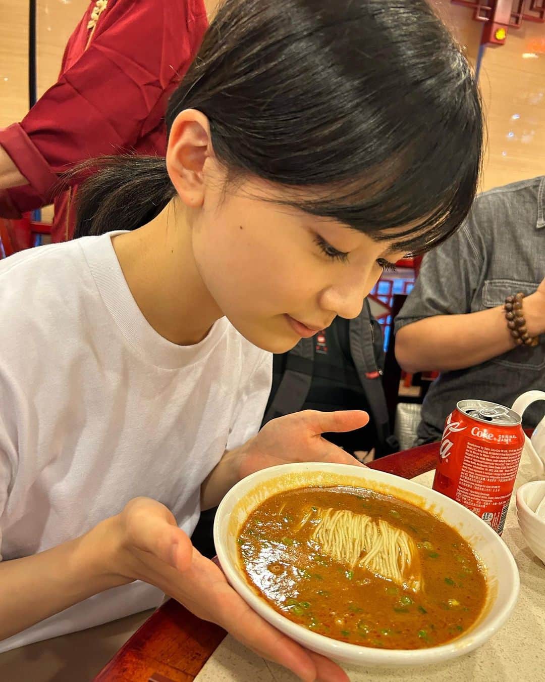 加弥乃さんのインスタグラム写真 - (加弥乃Instagram)「香港に到着した日の、打ち合わせと アクション練習の合間の束の間のご飯タイム🍜  みんなで丸いテーブルで食べる温かいご飯は沁みました🫠  我ながらこの後動いたの、、 すごいな！🤸💦笑」6月26日 19時35分 - kayano210