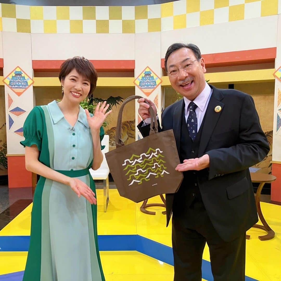 村井美樹さんのインスタグラム写真 - (村井美樹Instagram)「本日6月26日（月）NHK総合22時〜  #日本最強の城  45分番組がスタート！  番組のコンセプトはそのままに、毎回テーマを絞って一つ一つの城の魅力をより深掘りします✨🏯✨  今回は城下町特集！ 取り上げるお城は…  #金沢城 #萩城 #川越城  前田家の美意識の結晶「金沢城」、関ヶ原で敗れた毛利氏の城であり、鉄壁の要塞の「萩城」、江戸を防衛する関東の名城「川越城」、それぞれの城下町も特色があって素敵なんです😍💓  さらに、“最強の城”を番組ホームページで視聴者が選ぶ、投票企画も開催！  ぜひご覧ください😆  衣装のセットアップは @wildlily_daikanyama  です。  出演者の皆さんやお世話になっているスタッフさんに  #miraimuki グッズ @muni_can_  をプレゼントさせていただきました☺️ 「デザインいいね」「使いやすそうだね」と言っていただけて嬉しかったです✨  #恵俊彰 さん　#赤木野々花 さん #高橋英樹 さん #山本博 さん #千田嘉博 さん　#村井美樹」6月26日 19時28分 - miki_murai_