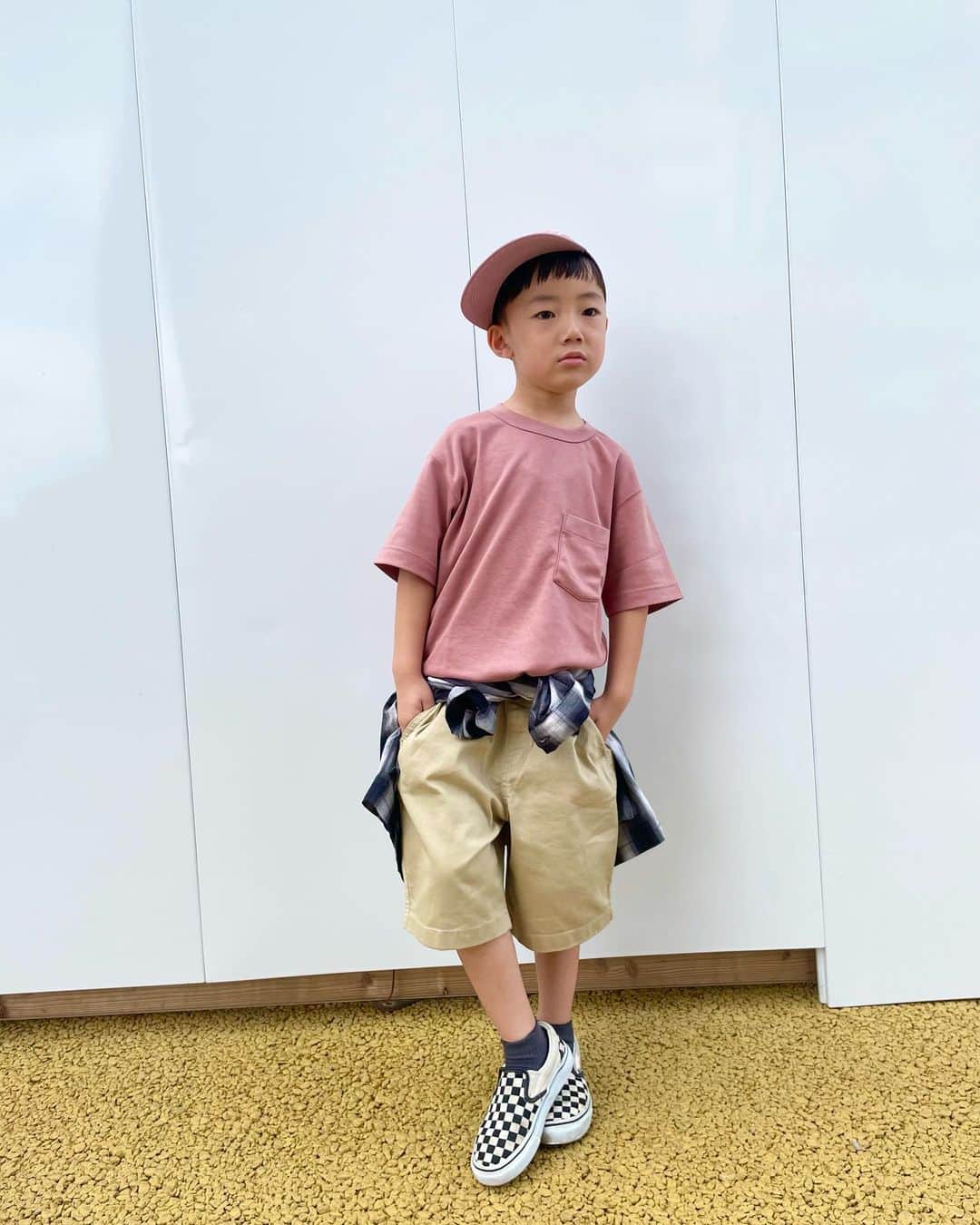 田中真奈美のインスタグラム：「リョータのコーデ💓この日のリョータはユニクロキッズ✌🏻👦🏻 . トップスは【エアリズムコットンクルーネックTシャツ】 . パンツは【ストレッチイージーパンツのBeige】 . リョータの身長は117cmですが着用サイズは130cmです✌🏻👦🏻オーバーサイズで少しダボっと着せる感じが好みです💓 . Tシャツのカラーは迷いましたがリョータはピンクにしました✨淡めのくすみピンクでピンクなのにカッコよくも着れてました😎旦那さんもお揃いにしようかな〜👨🏻 . 淡いピンクとベージュのコーデだったので柄物を合わせても良い感じに💓チェックの洋服をプラスワンアイテムとして合わせてみても可愛かったです🎶 . パンツも着脱しやすいし、何にでも合わせやすそう🩳✨先日もユニクロでTシャツを買ったばかりなんですがそれとも合いそうだし夏のTシャツコーデには欠かせないアイテムだな🤗🌺 . . @uniqlo_jp  #これ実はユニクロキッズ #PR」