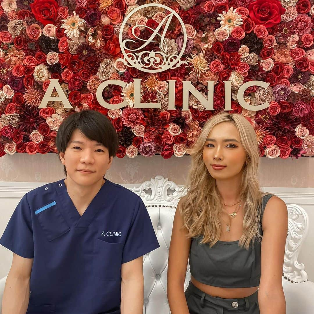 Ayaさんのインスタグラム写真 - (AyaInstagram)「この間A CLINIC 大阪院で ずっと気になってたAスレッド受けてきたよ🩷 @a_clinic_osaka  . もうすぐ28歳になるんやけど 口元のたるみ、ほうれい線がどんどん気になって 糸リフトしたいと思ってインスタやTwitterで かなり情報収集した結果 A CLINICさんの症例が ほんまに施術直後から綺麗やったから 田窪先生 @aclinic_takubo に お願いした✌🏾🌈 . 2枚目ビフォーアフター 3枚目施術前のパンパン顔載せてます🤢 . . 施術室もよくある無機質な感じじゃないから 本当に緊張しなかったし 看護師さんが3人ほどついてくださってて 施術がすんごい迅速🩷 . 普段は施術台の上で "元から完璧ならこんなんせずに済むのになんやねん" とか無駄に考えてまうけどw 施術中に余計なこと考える暇もなかった😳 . ほんま、着いてから帰るまでポジティブでおれたの初やし スタッフさん方が インカムで連絡取り合ってて 他の患者様と会うことがないのもビックリ🥹🌈 人生で初めてまた行きたいと思えたクリニックやった！ 次は二の腕スリムも気になる✨ . . ちなみに術後は腫れも内出血もなくて クリニック出てそのまま 娘の授業参観行けたぐらいでした😂 また経過も載せてくね✌🏾 . #aスレッド #糸リフト #aclinic #aclinic銀座 #aclinic横浜 #aclinic新宿 #aclinic名古屋#aclinic大阪#aclinic池袋#aclinic福岡#aclinic仙台#aクリニック #エークリニック#小顔 #スレッドリフト #小顔整形#たるみ改善 #リフトアップ #美容外科 #美容皮膚科 #美容クリニック #田窪賢志郎」6月26日 20時00分 - aya__beach