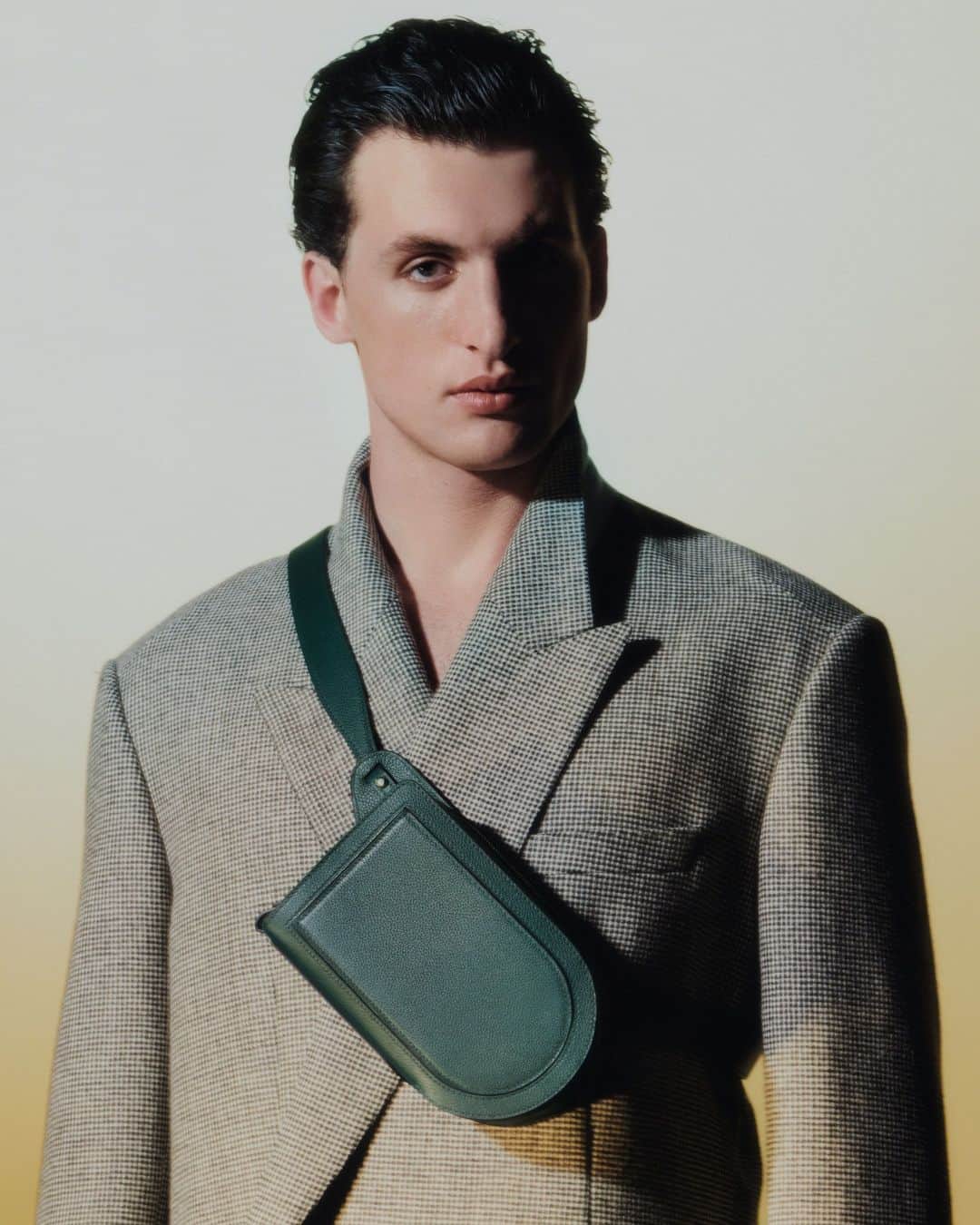 デルボーのインスタグラム：「The Pin City in Forest Jumping Calf as captured by @arnaudlajeunie.  ⁣ #Delvaux⁣」