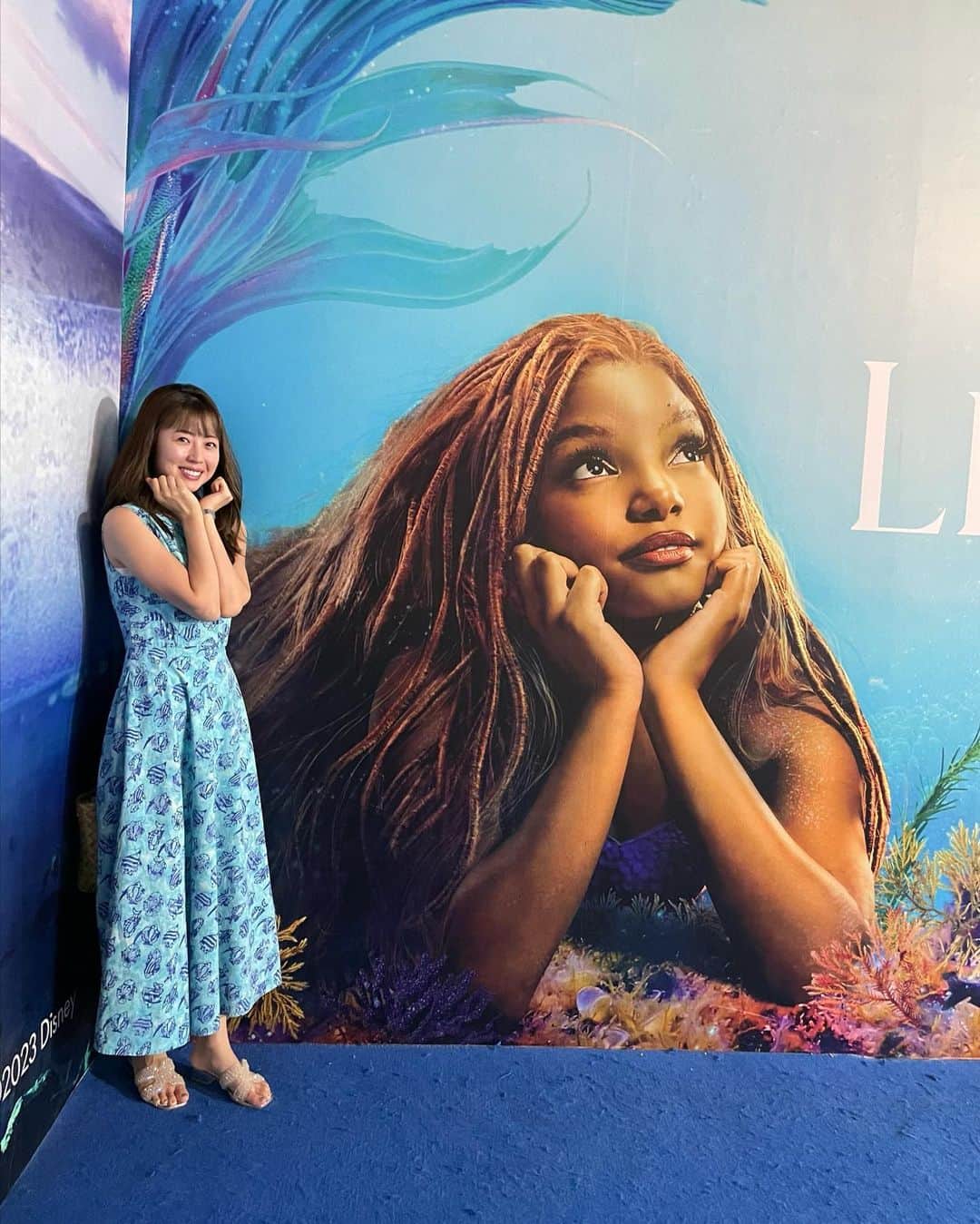 坂本奈津美さんのインスタグラム写真 - (坂本奈津美Instagram)「The Little Mermaid🧜🏼‍♀️  人魚姫と言えば、アンデルセン童話のストーリーしか知らなかったので、ディズニー版を見るのは初めてでした🙌  吹き替えなしのインドネシア語字幕で見たので、目線も頭の中も忙しない😇 物語の理解度には若干の疑問が残りましたが😂、アリエルがチャーミングで、海の中の世界がとても綺麗でした🪸✨  キラキラが入ったシアター限定タンブラーまで買っちゃった〜🏊‍♀️🏊‍♀️  インドネシアの映画館は、予告が流れている間はまだ照明がついたまま。 あと、最後エンドロールが流れるタイミングで照明がつくので、みんなエンディングの音楽は聞かずに出て行っちゃうのが、日本と違っておもしろい🤣  エンドロールを最後まで見て余韻に浸ってたら、映画館のスタッフさん、ちょっと戸惑ってたかも😅  #putriduyung #thelittlemermaid #bioskop #bioskopindonesia #jakarta #indonesia #🧜‍♀️ #リトルマーメイド」6月26日 19時30分 - sakamoto_natsumi