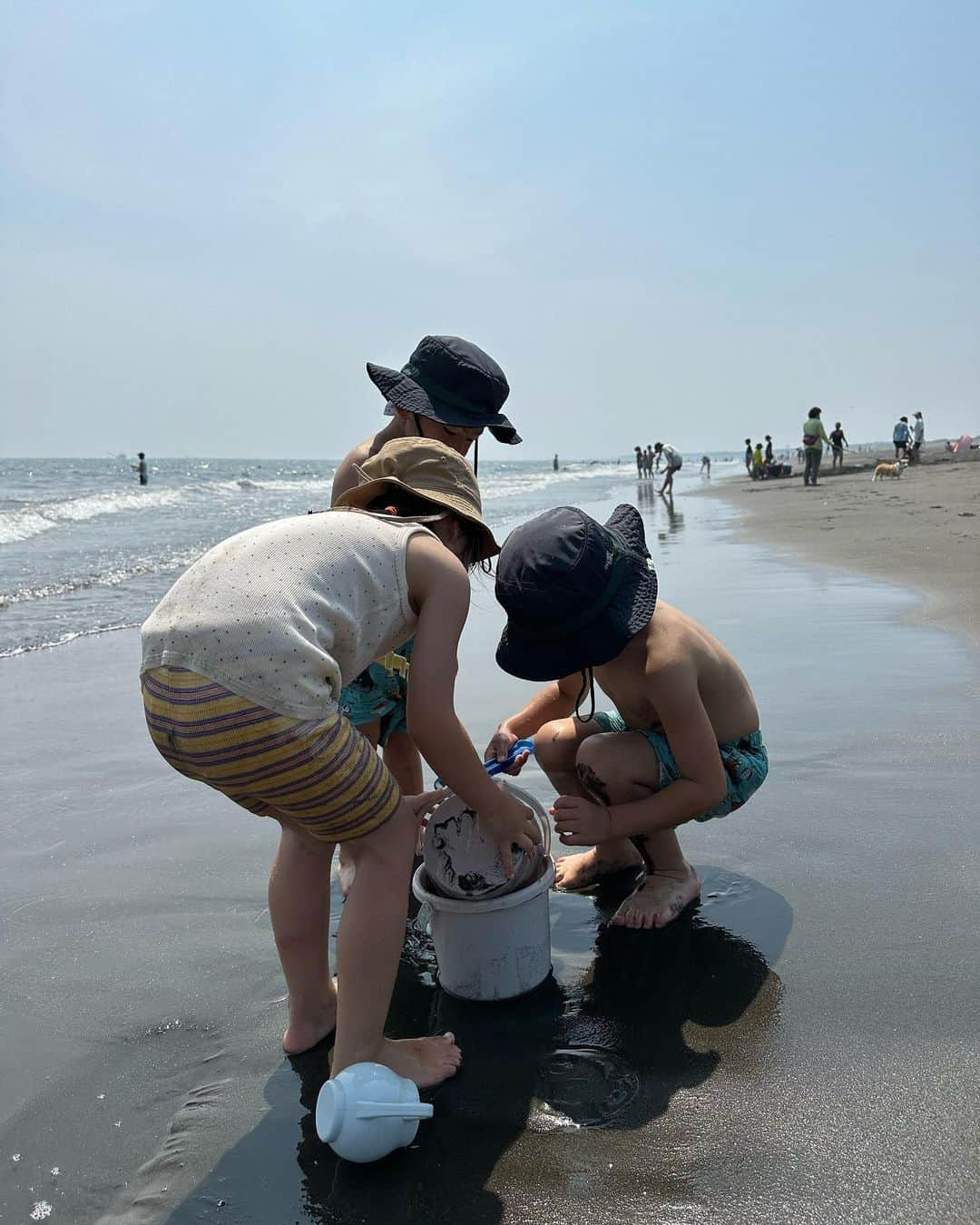 小山田早織さんのインスタグラム写真 - (小山田早織Instagram)「海と子どもとまめこに癒された週末🩵  #ブルーシャツ ... @thefrankieshop  #アメスリタンク ... @a_plus_tokyo  #ショートパンツ ... @ronhermanstore  #アクセ ... @plusvendome_official   梅雨の晴れ間で気持ちの良いお天気でした😊🐕⛱️  古くからの友達夫婦にも会えてリフレッシュ🌿✨今週もがんばれます✨」6月26日 19時30分 - saorioyamada