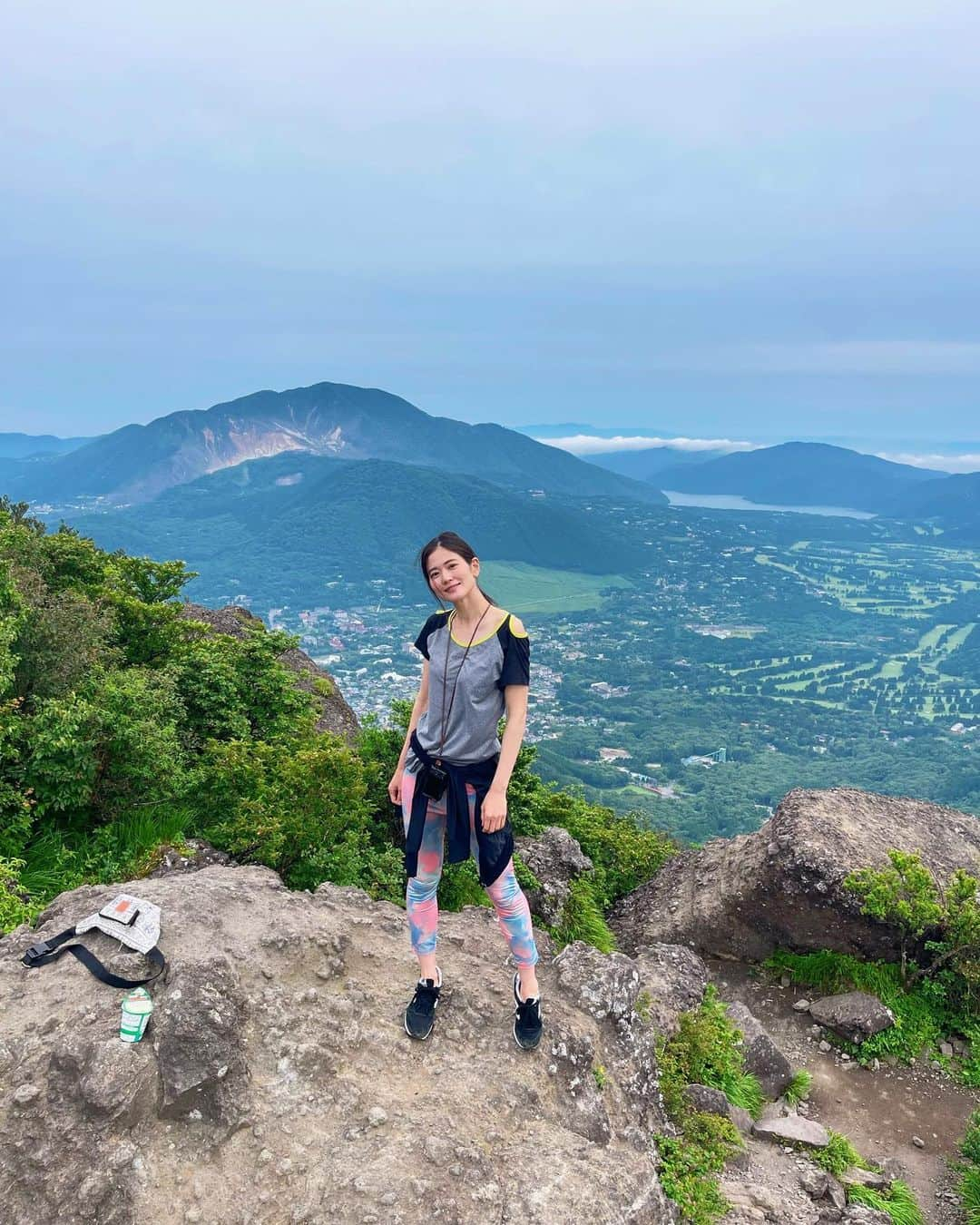 一双麻希 さんのインスタグラム写真 - (一双麻希 Instagram)「神奈川の箱根の山、金時山へ🏔 ずっと登りたかった低山✨ 頂上についたら想像以上にどーーん！と大きな富士山が😆 (肉眼だともっともっと大きいのです🥹) 頂上まで1時間半でこんな富士山の絶景を望めるなんて✨ 往復3時間弱の初心者向け、 普段登山しない方も楽しめる大満喫コースです。 (私の服装のラフさでも分かるように😅)  午後からゆったり登って、曇ってきちゃったな、 富士山顔出してくれないかな〜と思ってたけど.. すごい存在感で出迎えてくれました☺️  新宿から登山口までバスで一本で行けるのも、 下山後箱根の温泉の楽しみが待ってるのも♨️ 金時山の魅力です☺️  #想像以上に大きい富士山に大興奮の顔😆 #金時山 #箱根   #登山初心者 #百名山 #低山 #低山ハイク #富士山が見える場所 #日本百名山 #絶景 #山女 #山ガール #山好き #登山女子 #山好き #登山 #山好きな人と繋がりたい #アウトドア好き #日本の絶景 #アウトドア女子 #ハイキング #箱根旅行 #富士山 #登山ファッション #登山コーデ #peakperformance #newera #japanview #mtfuji #hiking #いっそうまき山記録」6月26日 19時35分 - isso_maki315