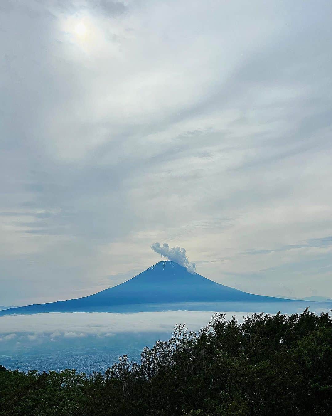 一双麻希 さんのインスタグラム写真 - (一双麻希 Instagram)「神奈川の箱根の山、金時山へ🏔 ずっと登りたかった低山✨ 頂上についたら想像以上にどーーん！と大きな富士山が😆 (肉眼だともっともっと大きいのです🥹) 頂上まで1時間半でこんな富士山の絶景を望めるなんて✨ 往復3時間弱の初心者向け、 普段登山しない方も楽しめる大満喫コースです。 (私の服装のラフさでも分かるように😅)  午後からゆったり登って、曇ってきちゃったな、 富士山顔出してくれないかな〜と思ってたけど.. すごい存在感で出迎えてくれました☺️  新宿から登山口までバスで一本で行けるのも、 下山後箱根の温泉の楽しみが待ってるのも♨️ 金時山の魅力です☺️  #想像以上に大きい富士山に大興奮の顔😆 #金時山 #箱根   #登山初心者 #百名山 #低山 #低山ハイク #富士山が見える場所 #日本百名山 #絶景 #山女 #山ガール #山好き #登山女子 #山好き #登山 #山好きな人と繋がりたい #アウトドア好き #日本の絶景 #アウトドア女子 #ハイキング #箱根旅行 #富士山 #登山ファッション #登山コーデ #peakperformance #newera #japanview #mtfuji #hiking #いっそうまき山記録」6月26日 19時35分 - isso_maki315
