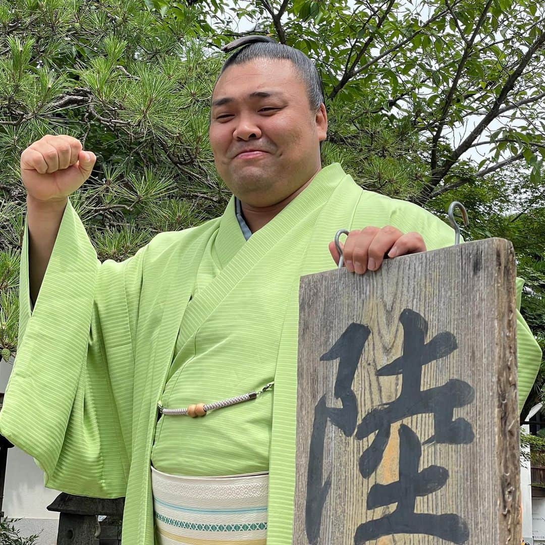 日本相撲協会さんのインスタグラム写真 - (日本相撲協会Instagram)「令和5年名古屋場所　番付発表会見  6月26日、4人の力士が会見を行いました。  新大関　霧馬山改め霧島 番付表を見て「入った時は文字が小さかったけど、番付が上がると文字が大きくなるんだなと思った。すごく嬉しい」と喜びの表情で話しました。 「さすが大関、と言われる相撲を取りたい」と意気込んだ霧島でした。  新入幕　豪ノ山 師匠の武隈親方とともに会見に臨んだ豪ノ山。 「嬉しいが、ここからがスタートという気持ちで一から頑張りたい」と引き締まった表情で話しました。 小学校低学年のころ、同じ寝屋川相撲連盟の6学年先輩、宇良に稽古をつけてもらっていたといい、「戦えたらすごく嬉しい。自分も頑張りたい」と、その日を待ち望むように教えてくれました。  新入幕　湘南乃海 今の気持ちを聞かれると「素直に嬉しい。いろいろなことが思い浮かんでよかったと思った。しっかりと稽古したことが出せた」と話します。 幕下に上がってから新十両までは6年かかったものの、今年一月場所に新十両に上がってからは所要3場所での昇進となりました。  新入幕　落合改め伯桜鵬 昭和以降最速に並ぶ、所要３場所での幕内昇進を果たしました。 師匠の宮城野親方とともに会見に臨み、快挙にも関わらず「足元をしっかり固めて、調子に乗ることなく」と話しました。 地元への思いが込められた新たなしこ名が『伯桜鵬』。 それについては「すごく気に入っていて嬉しいけど、まだ慣れていない。新鮮な気持ちだ」とのことです。  再小結は阿炎、再入幕は武将山。 今場所は令和元年九州場所以来となる、地方での番付発表となりました。 7月9日から名古屋場所は始まります。 ご声援をよろしくお願いします！  @sumokyokai #sumo #相撲 #力士 #お相撲さん #愛知 #七月場所 #名古屋場所 #名古屋  #japan #japanculture#tokyo #霧島 #豪ノ山 #湘南乃海 #伯桜鵬」6月26日 19時30分 - sumokyokai