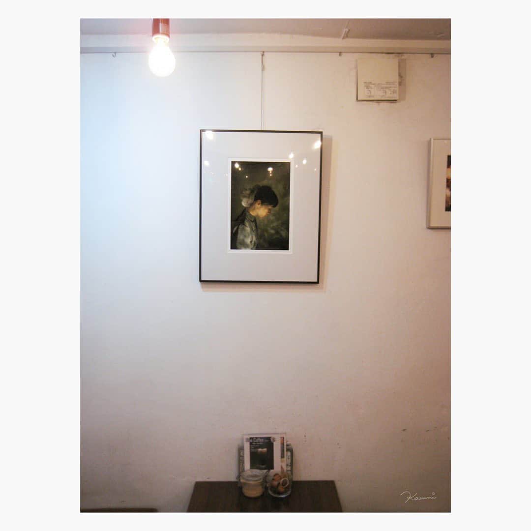 花澄のインスタグラム：「普段使わない種類の頭を使って オーバーヒートしそう。🤯 自分の作品を見て勇気づけられてる。 がんばれ。 アンタならできる。  #ixydigital10#オールドコンデジ」