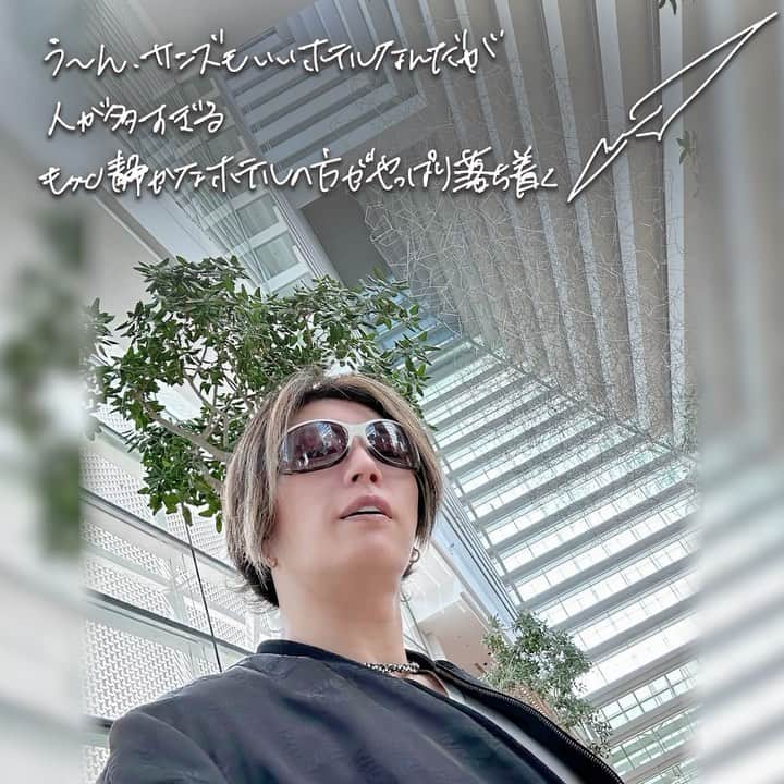 のインスタグラム：「★ Yeah…Sands is a nice hotel, but... There are way too many people I'd feel more at home at a quieter hotel  #GACKT #ガク言 #mindset #キミが追いかけた夢 #MarinaBaySands #Singapore」