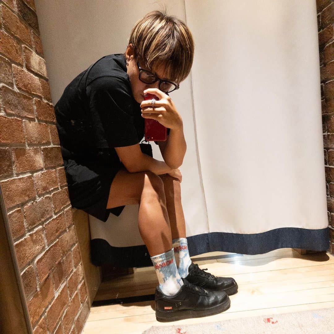 山本摩也のインスタグラム：「. ⁡ Indigo dyeing in daily life 🍃 ⁡ 友人の @ayakishinada が藍染工房新オープンにあたり、7月10日までクラウドファンディングを行っています。 リターン品の一つであるソックスが良すぎる、この隠しきれない存在感。提供してくれてありがとう！  詳細と彼女の世界観は @norabi_indigo から飛んで見てみて下さい。 ⁡ #NORABI #ヘンプソックス #地獄建て#正藍染 #本藍染」
