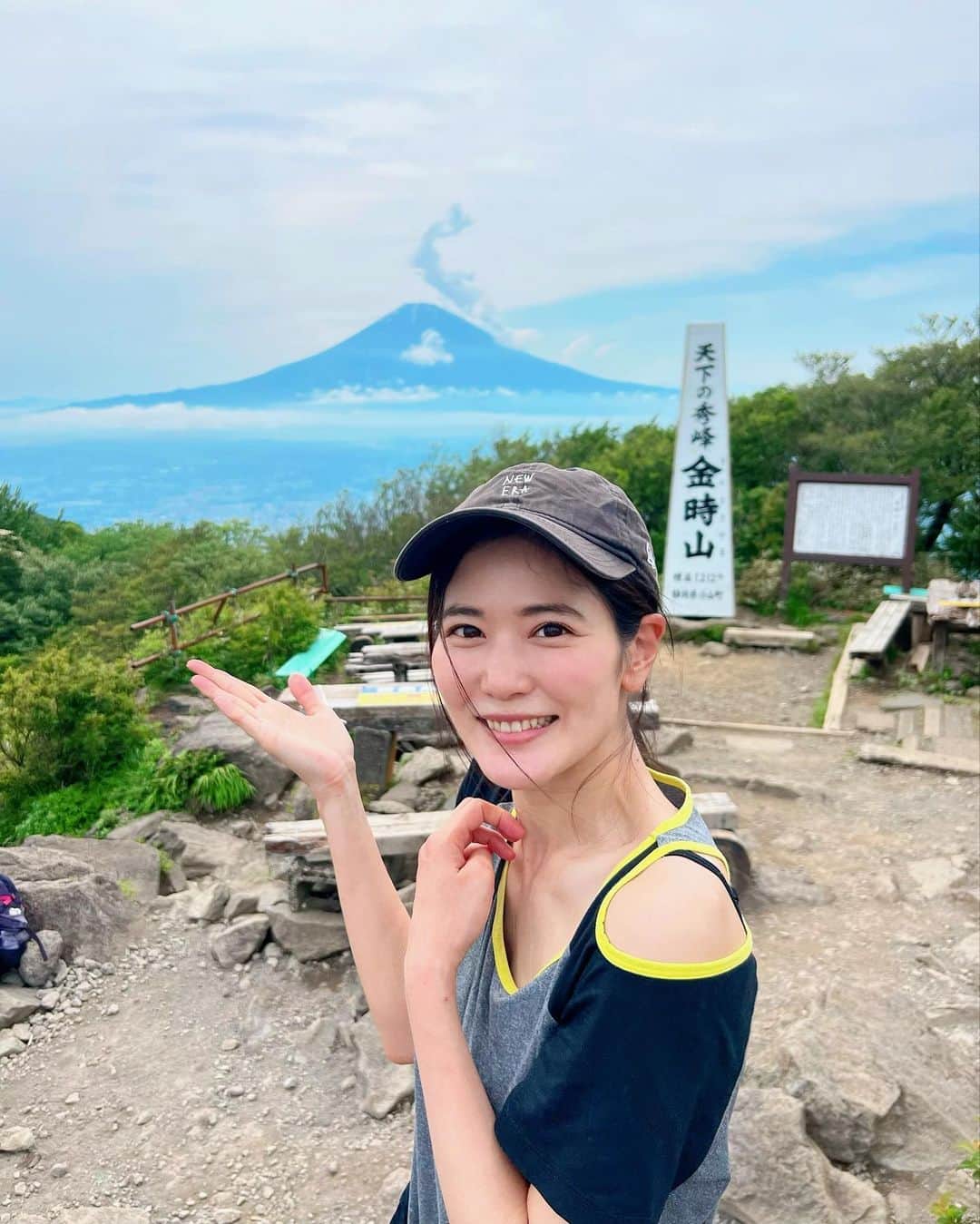 一双麻希 のインスタグラム：「神奈川の箱根の山、金時山へ🏔 ずっと登りたかった低山✨ 頂上についたら想像以上にどーーん！と大きな富士山が😆 (肉眼だともっともっと大きいのです🥹) 頂上まで1時間半でこんな富士山の絶景を望めるなんて✨ 往復3時間弱の初心者向け、 普段登山しない方も楽しめる大満喫コースです。 (私の服装のラフさでも分かるように😅)  午後からゆったり登って、曇ってきちゃったな、 富士山顔出してくれないかな〜と思ってたけど.. すごい存在感で出迎えてくれました☺️  新宿から登山口までバスで一本で行けるのも、 下山後箱根の温泉の楽しみが待ってるのも♨️ 金時山の魅力です☺️  #想像以上に大きい富士山に大興奮の顔😆 #金時山 #箱根   #登山初心者 #百名山 #低山 #低山ハイク #富士山が見える場所 #日本百名山 #絶景 #山女 #山ガール #山好き #登山女子 #山好き #登山 #山好きな人と繋がりたい #アウトドア好き #日本の絶景 #アウトドア女子 #ハイキング #箱根旅行 #富士山 #登山ファッション #登山コーデ #peakperformance #newera #japanview #mtfuji #hiking #いっそうまき山記録」