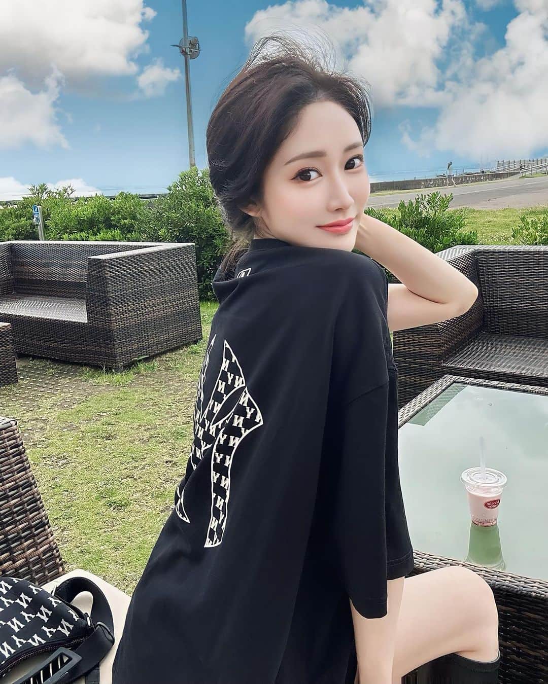 下津明日香のインスタグラム：「• たまにはカジュアルめ 今年の夏も沢山思い出つくろ🍖🏖️💙」