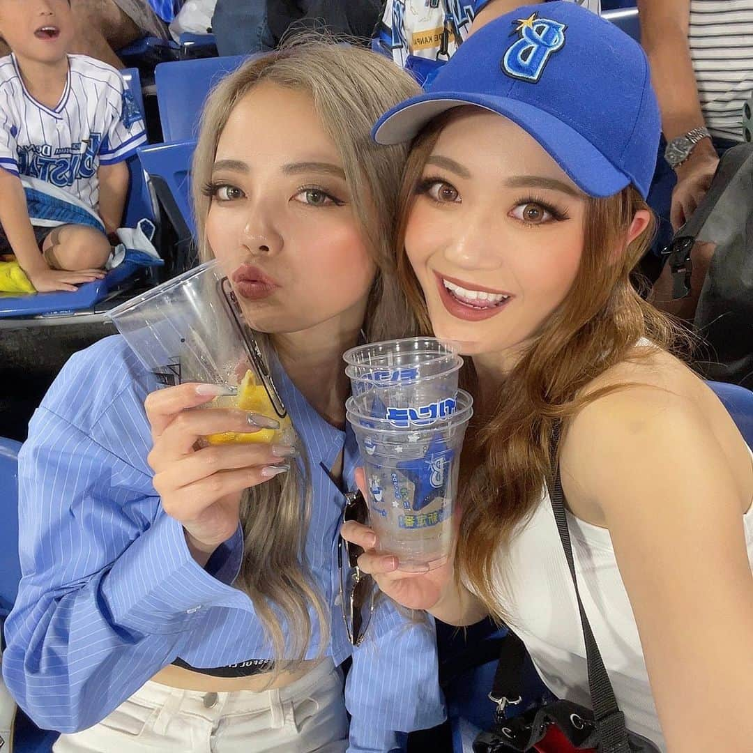 みみのインスタグラム：「かわいいかわいいせいらの初ハマスタ観戦いただきました⚾️🍻 終始楽しんでくれてて幸せな気持ち🥹💕 てかハッピースターダンス毎回全力で踊ってるんだけどそろそろ優勝したい。  #横浜優勝」