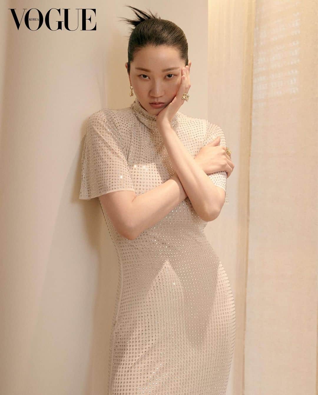 チャン・ユンジュさんのインスタグラム写真 - (チャン・ユンジュInstagram)「@cartier with @voguekorea ✨❤️‍🔥  July Isuue  photographer 김민주 @kiminnju editor 손은영 @ssohnyoung hair 김정한 @kimjunghan20 make up 박혜령」6月26日 19時37分 - yoonjujang