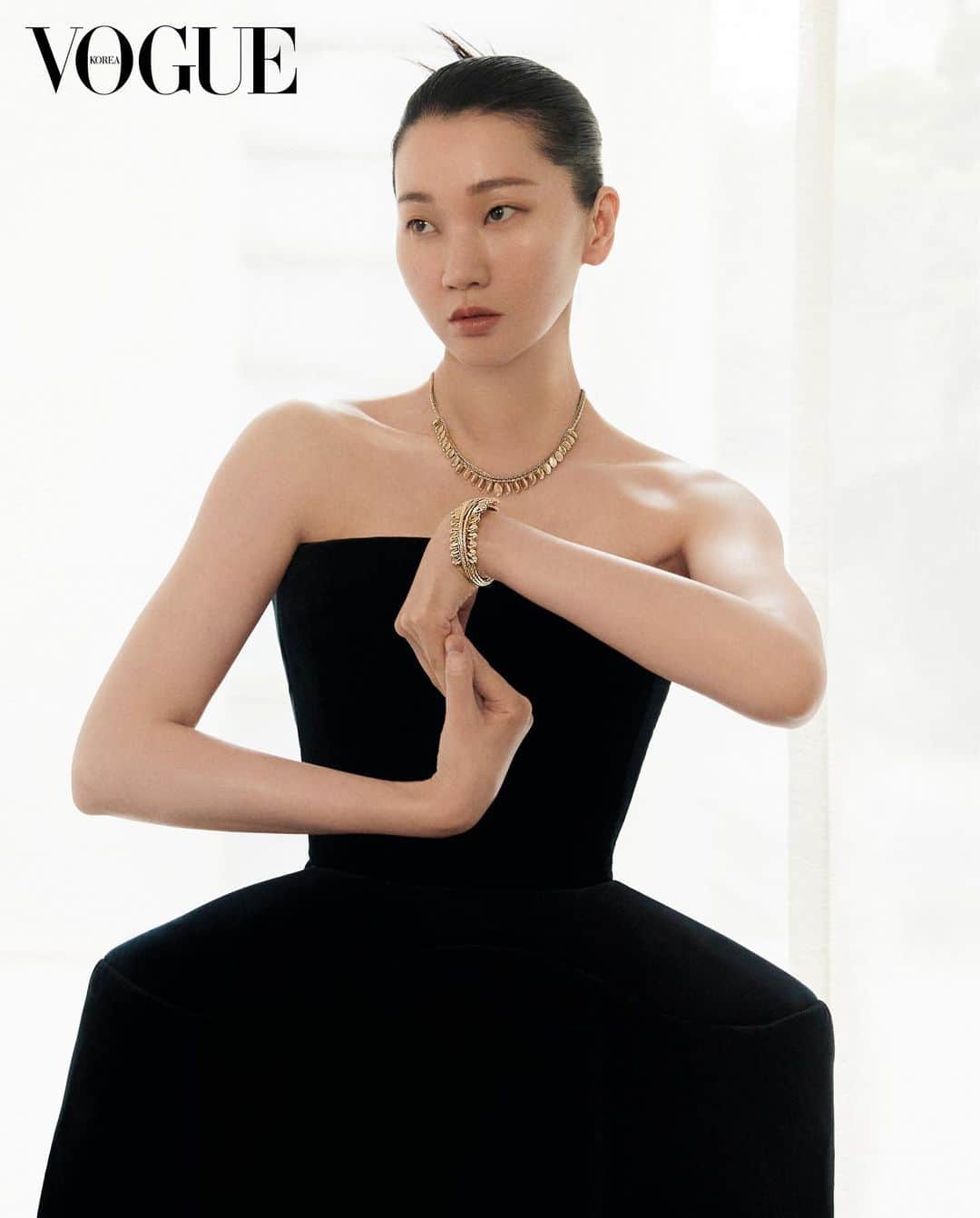 チャン・ユンジュさんのインスタグラム写真 - (チャン・ユンジュInstagram)「@cartier with @voguekorea ✨❤️‍🔥  July Isuue  photographer 김민주 @kiminnju editor 손은영 @ssohnyoung hair 김정한 @kimjunghan20 make up 박혜령」6月26日 19時37分 - yoonjujang