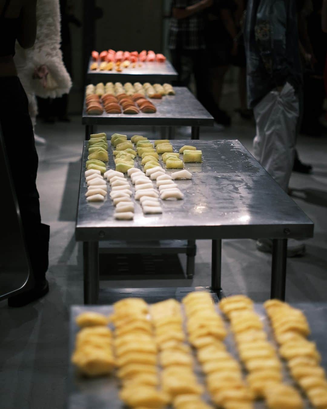 HYPEBEAST Japanさんのインスタグラム写真 - (HYPEBEAST JapanInstagram)「@hypefoods : 6月24日（土）、カニエ・ウェスト（Kanye West）改めイェ（Ye）の主宰する YZY Food Division（イージー フード ディビジョン）による試食会が、東京・青山で密かに行われた。本イベントは YZY の食品衣料品シェルター（Food clothing shelter）の大きな取り組みの一環であり、東京での開催がその記念すべき第1回目にあたる。なお、カニエにとって公共のフードイベントは、今回が初めての試みである。続きは @hypebeastjp のプロフィール🔗から Photo : Yuki Kawaguchi/Hypebeast」6月26日 19時39分 - hypebeastjp
