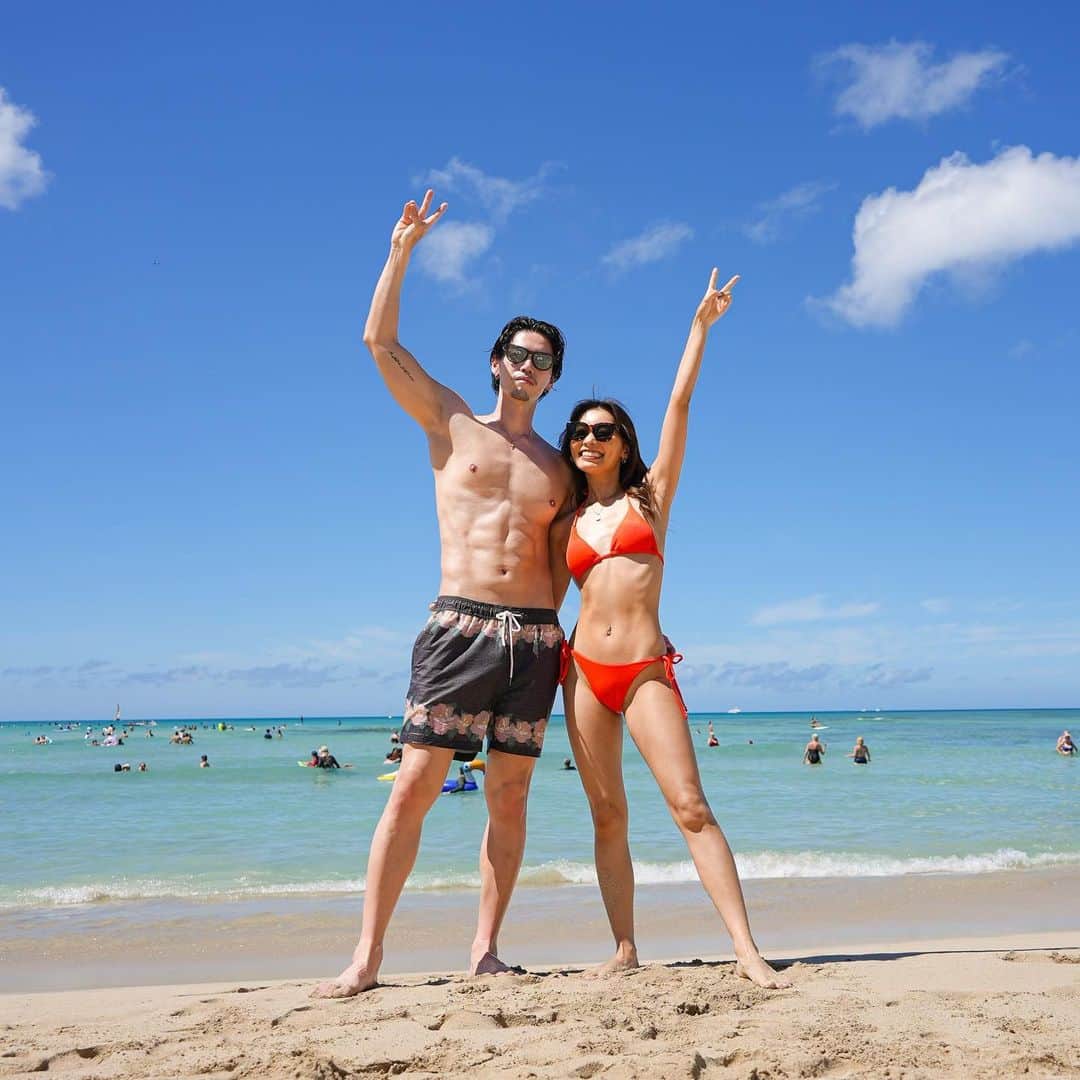 KANAMIのインスタグラム：「・ イタリアぶりの2人で海外旅行✈️ ずっーーーっと私がハワイ行きたくて念願の、、、🥹🌴 ハワイで行きたいとこ全部付き合ってくれて ほんとにありがとう☺️🩵 まだまだ行けなかったとこあるから また来年行こうね🤙🏾🐢🩶  #hawaii #waikikibeach  #trip」