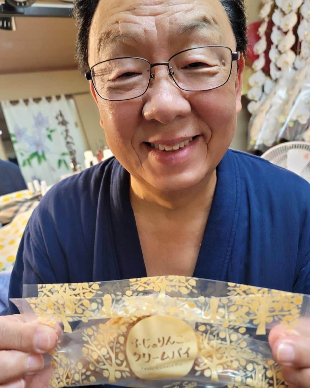 梅沢富美男のインスタグラム：「僕の今まだ食べた中で一番のアップルパイ。  青森県藤崎町のアントルメ佐藤菓子店 の「ふじのりんごのクリームパイ」。  ふるさと納税の返礼品で話題ですがお取り寄せも出来るそうです。  めちゃくちゃ美味しいので是非！  #青森県藤崎町 #ふじのりんごのクリームパイ #ふじりんごふるさと応援大使」