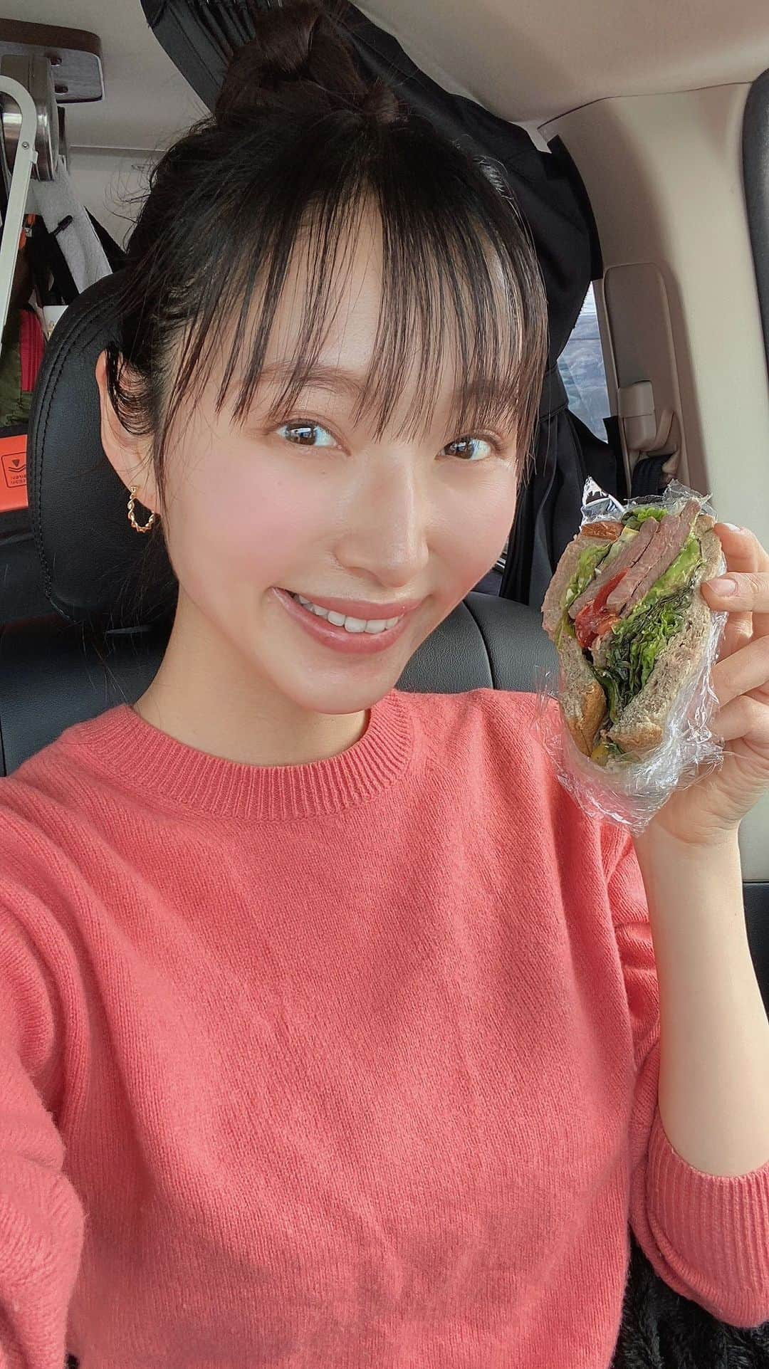 茉莉のインスタグラム：「バンライフ中の手作りランチ🚙🥪😆 . ✳︎MonaMonaさんの米粉パン ✳︎厚切り牛タン3枚 ✳︎アボカド ✳︎レタス ✳︎トマト ✳︎レモン . その土地の美味しい食材を使って調理できるのもバンライフの魅力のひとつ💕 . #デリカd5カスタム #デリカのある暮らし #バンライフ#キャンピングカー#宮城グルメ#牛タン#手作りランチ#サンドウィッチ#車中泊#女ひとり旅 #デリカのある生活 #デリカ女子#日本一周#東北一周#犬連れ旅#車旅」