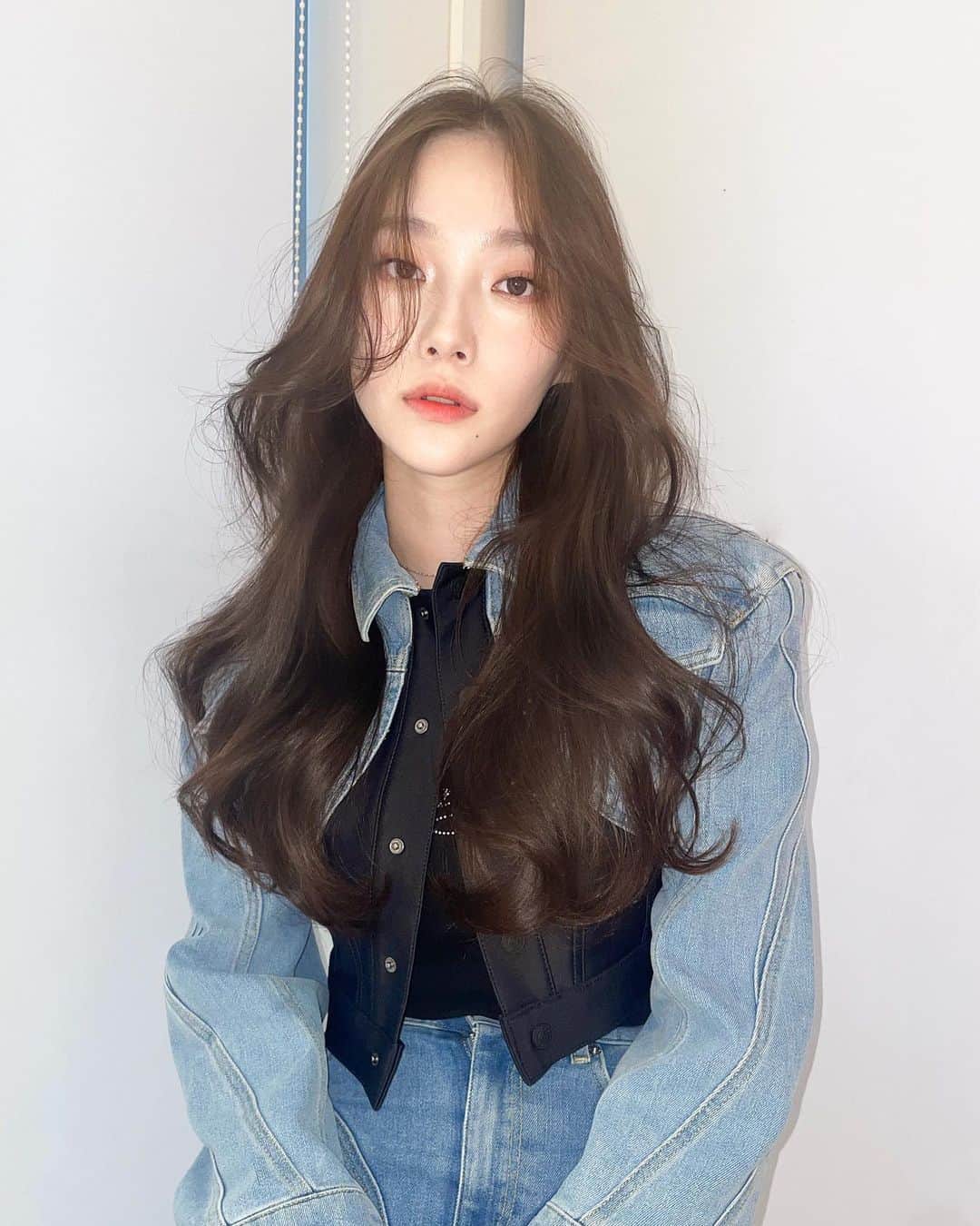 原涼香のインスタグラム：「💙🆕今やりたい韓国レイヤーロング🆕💙 夏は軽やかなレイヤースタイルがトレンドですദ്ദി‪- ·̫ - ̳ ㅤㅤㅤㅤㅤㅤㅤㅤㅤㅤㅤㅤㅤ 🎀韓国HAIR STYLE menu... ㅤㅤㅤㅤㅤㅤㅤㅤㅤㅤㅤㅤㅤ ☑︎カット 巻いても巻かなくても可愛いこだわりレイヤーカット♡  ☑︎プレミアムケアカラー(or Wケアカラー) 透明感バツグンカラーが得意です♡ ㅤㅤㅤㅤㅤㅤㅤㅤㅤㅤㅤㅤㅤ ☑︎HITAトリートメント 韓国人みたいなツヤ髪はトリートメントがマスト♡  ㅤㅤㅤㅤㅤㅤㅤㅤㅤㅤㅤㅤㅤ ご予約はリンクから🫶🏻🔗 ㅤㅤㅤㅤㅤㅤㅤㅤㅤㅤㅤㅤㅤㅤㅤㅤㅤㅤㅤㅤㅤㅤㅤㅤㅤㅤ ㅤㅤㅤㅤㅤㅤㅤㅤㅤㅤㅤㅤㅤ  #SHIMA#韓国ヘア#韓国スタイル#レイヤーカット#ワンホンヘア#ワンホン#ダークトーン#網紅#初カラー#暗髪#ベージュカラー#ラベンダーカラー#グレージュ#オリーブカラー#透明感カラー#銀座美容院#銀座美容室#美容師#시스루뱅#레이어드컷#koreanhair」