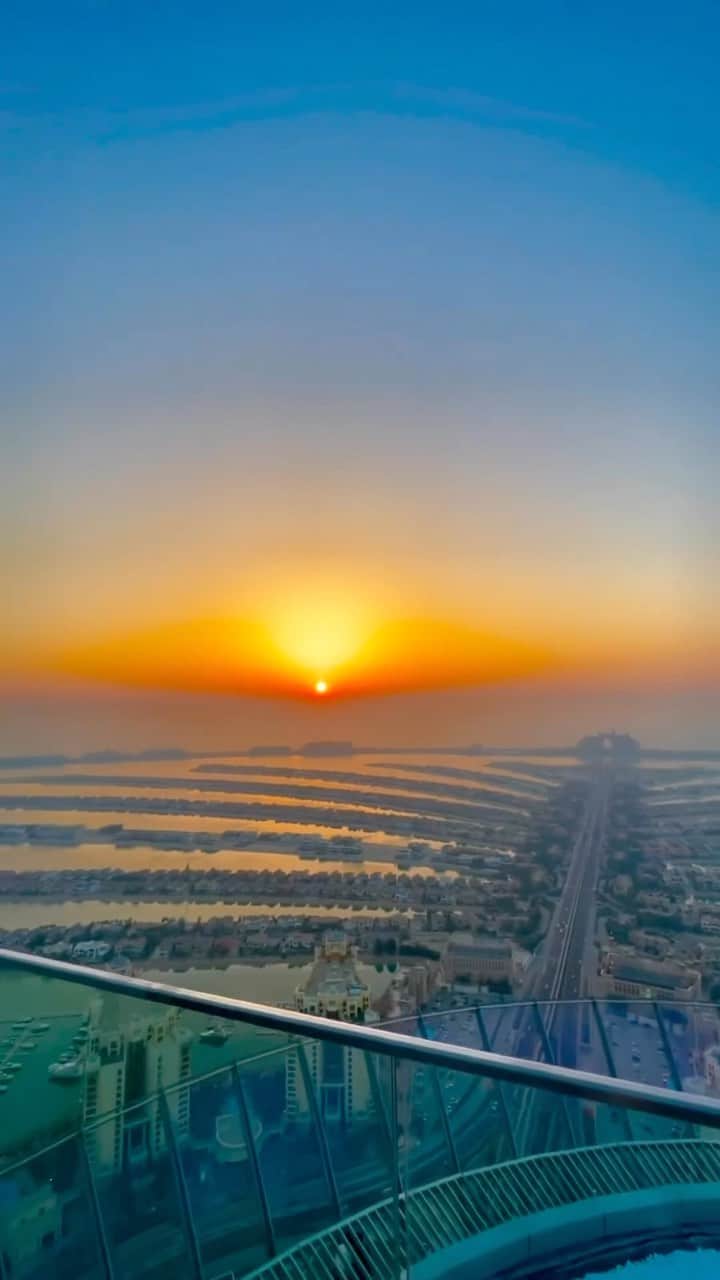 ドバイのインスタグラム：「#Dubai Sunset 📷:@raihanhamid_photography」