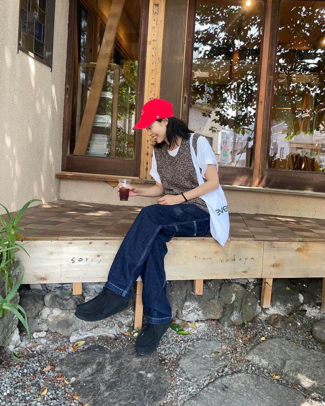 田中シェンのインスタグラム：「日々是好日 🌱  Tops #vintage @carboots_  T-shirts @uniqlo  Pants @levis  Shoes @clarksoriginals  Bag @everyone.tokyo  Cap @47   日曜日の代々木〜参宮橋散歩🚶🏻‍♀️ 歩いて20分くらいの距離感は 会話も弾んでちょうど良い🙆🏻‍♀️  #代々木上原駅  @nadoya.katte  本日一番目的地！木金土日しかやって ないとのことで日曜日に行って参りました。 バリスタのお姉さんが丁寧にコーヒーを 選んでくれて、エチオピアのジャスミンに決定☕️ カフェっていうか家を改築した店内は 田舎に遊びに来た居心地があります。 めっちゃGOODだったのだけど、👌マーク 撮り忘れるくらいリラックスしてしまった😌❗️  #参宮橋駅  @yose_tokyo 今一番のおしゃれスポットなのかな！っていうくらい 音楽もファッションもアートも楽しめて ドキドキしました！開店と共に行ったのだけど 日曜日だったからか、秒で店内は埋まり、 行列なってました。開店と同時がおすすめ。 京都の @subasoba のお蕎麦も楽しめて、 肉蕎麦にしたんだけど、気分はすき焼き...🥹💯 絶品御礼です！美味しかったー！  @vektorshop_tokyo  最近レコードプレーヤーとスピーカーを買いまして、 ファノイコライザーが必要ということを知り やっと配線もできて一枚目のレコードを探してます。 昭和歌謡にしようかと思ってみたけど やっぱり悩んじゃう！セレクション好きでした！  @graphpaper_official  寄の2階にあるアパレルショップ。かっこいい店内の 家具はオーダーメイドもできるらしい(友達情報) tシャツの2枚セットが色も形も組み合わせ自由で できるということで買ってみた！ 色はグレーにしたよ🩶形が綺麗だった！  @yose_tokyo has great #蕎麦 ！in the same building  They also have fashionable brand @graphpaper_official (mostly men’s clothes but that’s great bout it) @vektorshop_tokyo records are good selection too. Romantic old Japanese songs 🎧🎶 Add a pin to your google 📍!  #代々木上原カフェ #代々木上原カフェ巡り  #参宮橋グルメ #参宮橋カフェ #参宮橋ランチ  #寄 #代々木上原散歩 #東京さんぽ #東京観光スポット  #everyonetokyo #広島カープ女子  #シティガール #森林浴🌳 #森カフェ  #streetchicfashion #ベストコーデ  #graphpaper_tokyo #レコードショップ   #일본여행🇯🇵 #일본사람  #도쿄여행✈️ #도쿄맛집추천 #日本旅行🎌 #美食推薦👍🏻  #코디스타그램그램 #日本旅遊達人」