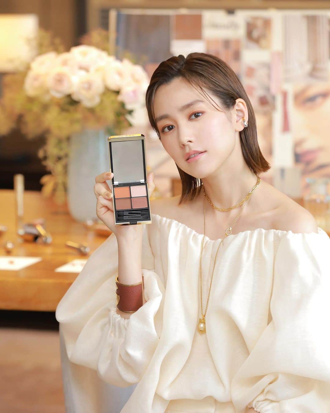桐谷美玲さんのインスタグラム写真 - (桐谷美玲Instagram)「先日、ゲラン メイクアップ クリエイティブ ディレクターのヴィオレットと一緒にメイクアップイベントをやりました！ 最新のコレクションを使ったメイクは、"自分らしさを引き出すヌードメイク"がテーマ。 ヴィオレットのテクニックが満載の大胆な色使いのメイクはいつもと違ってすごく新鮮🥺自分の新しい一面を見つけてもらえたような気分だったなぁ。。 今回使った「ルージュ ジェ ナチュラリー コレクション」ほんとにどの色も使いやすくてお気に入り😊今日からゲラン公式オンラインブティックで発売なので是非。 #ゲラン #GuerlainMakeUp #ルージュジェ #オンブルジェ #Guerlain_ambassador」6月26日 19時50分 - mirei_kiritani_